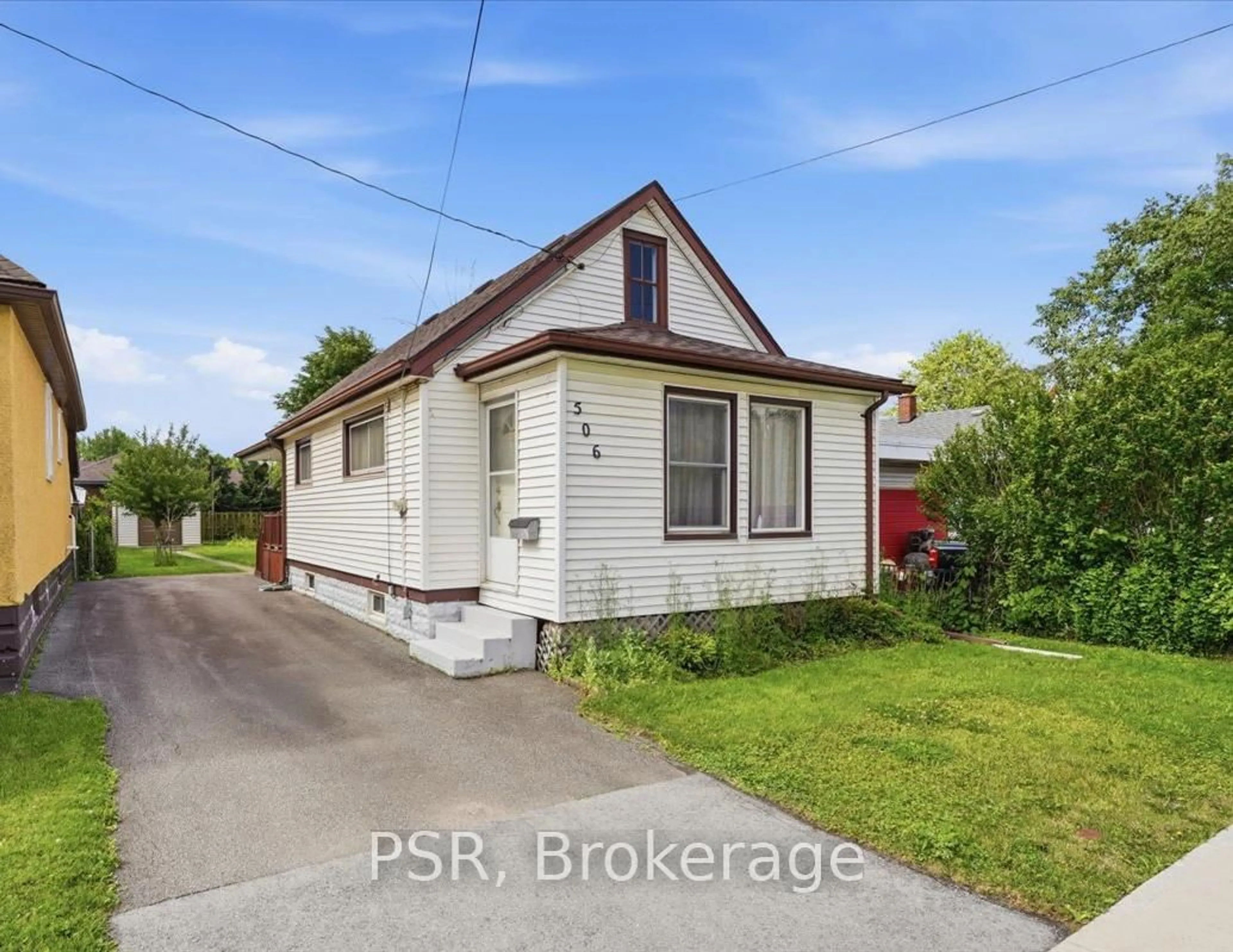 A pic from outside/outdoor area/front of a property/back of a property/a pic from drone, street for 506 Broadway St, Welland Ontario L3C 5M4
