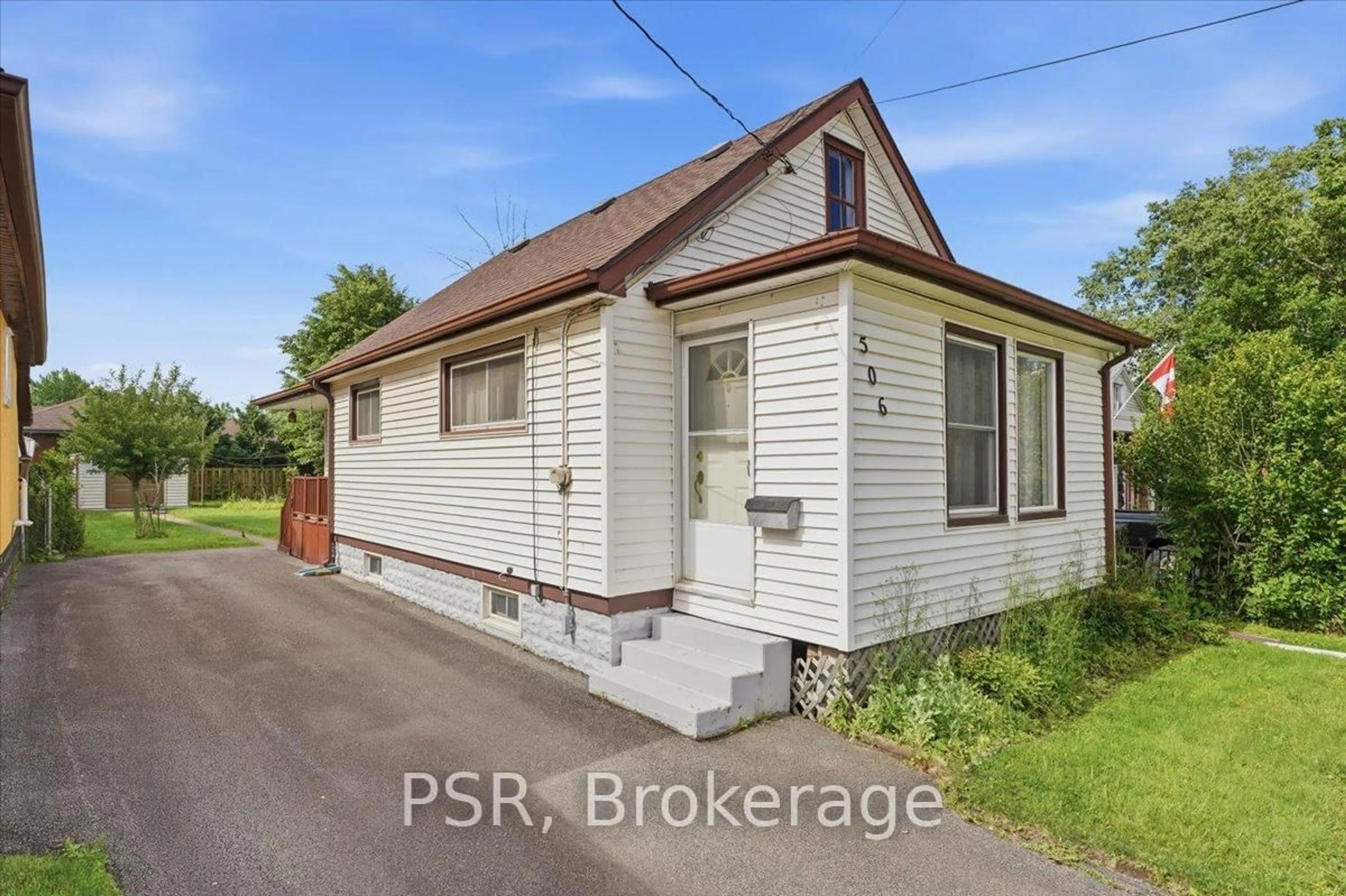 A pic from outside/outdoor area/front of a property/back of a property/a pic from drone, street for 506 Broadway St, Welland Ontario L3C 5M4