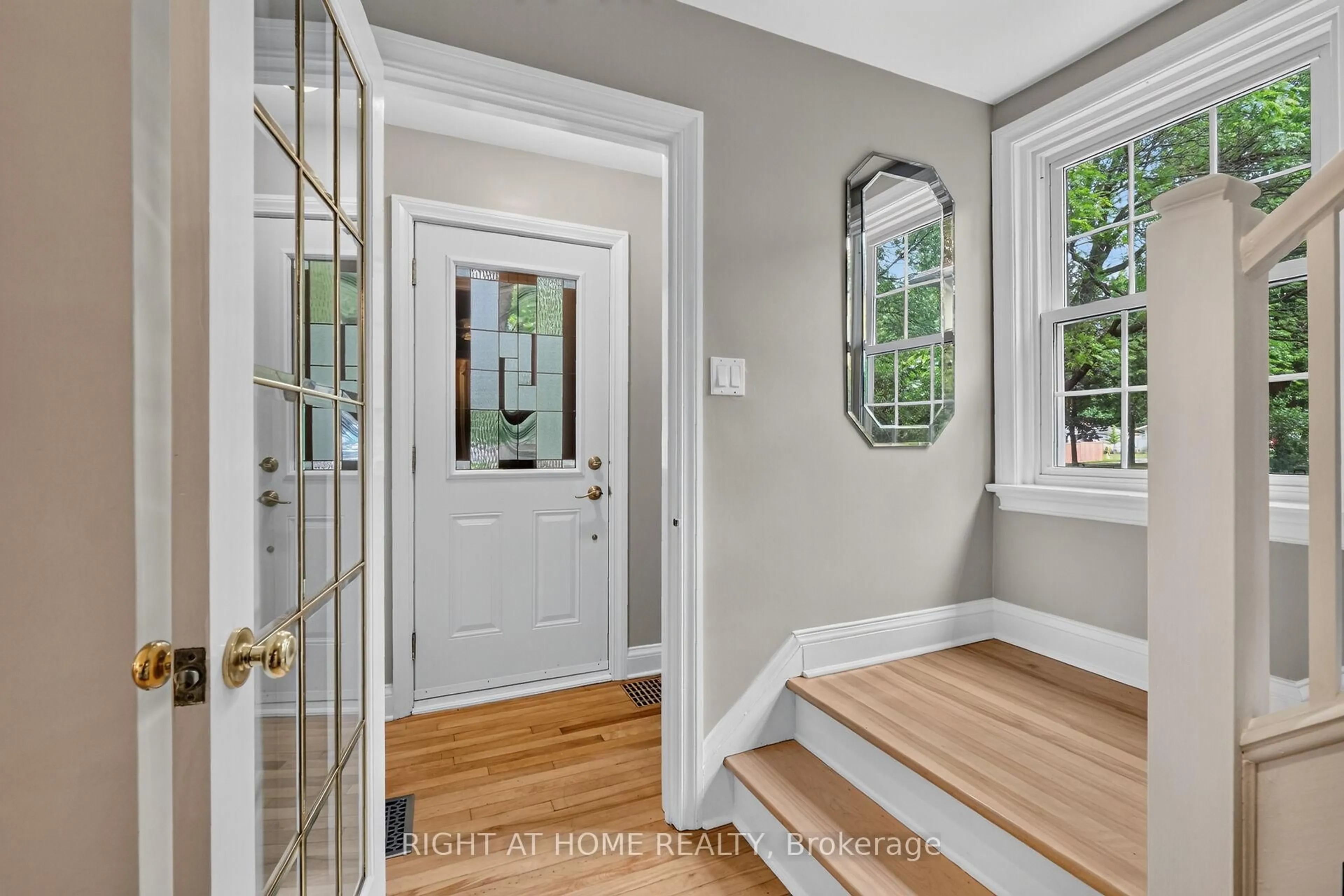 Indoor entryway for 949 Kingsmere Ave, Ottawa Ontario K2A 3K2