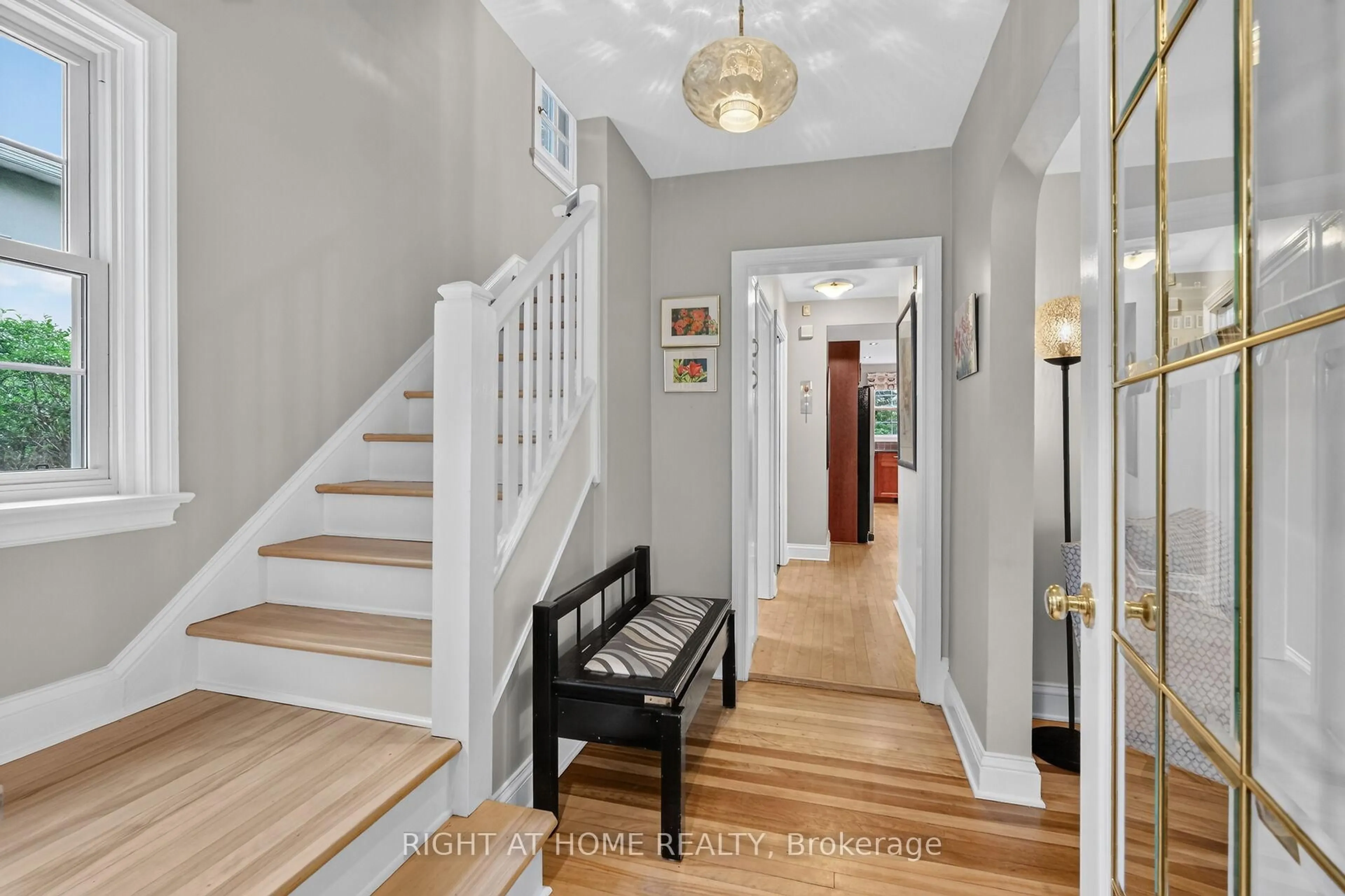 Indoor entryway for 949 Kingsmere Ave, Ottawa Ontario K2A 3K2