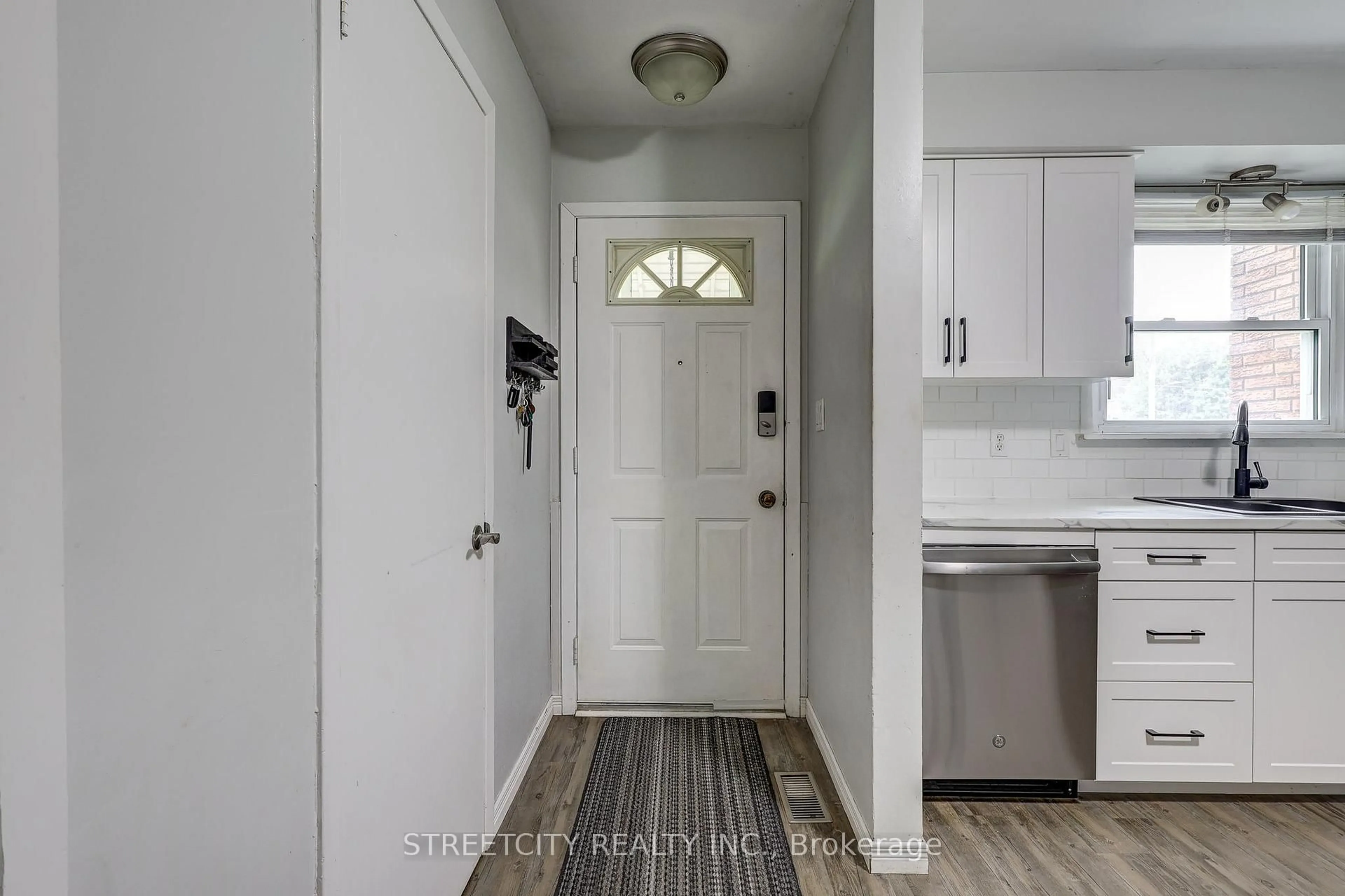 Indoor entryway for 81 Parkside Dr #5, St. Thomas Ontario N5R 3V1