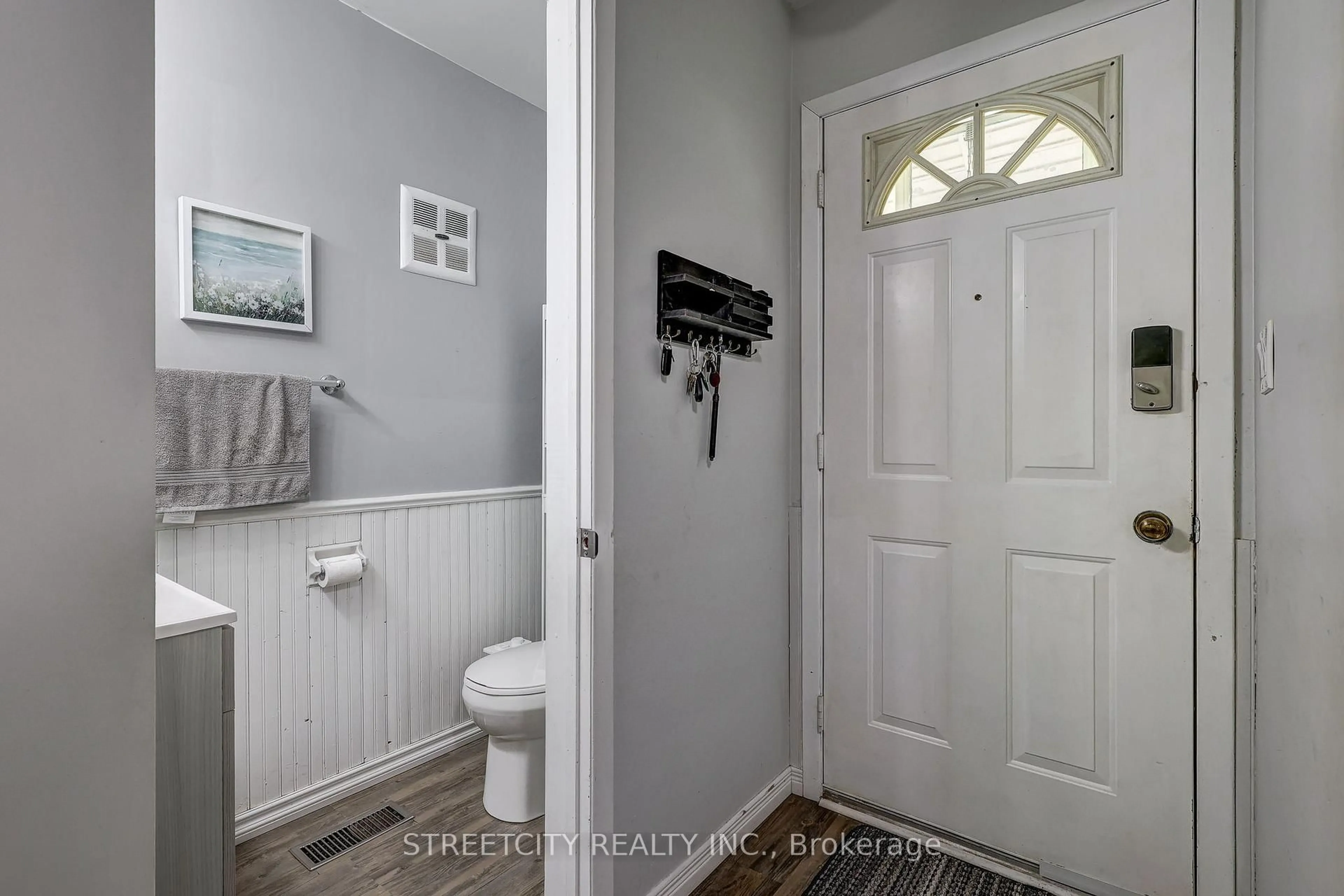 Indoor entryway for 81 Parkside Dr #5, St. Thomas Ontario N5R 3V1
