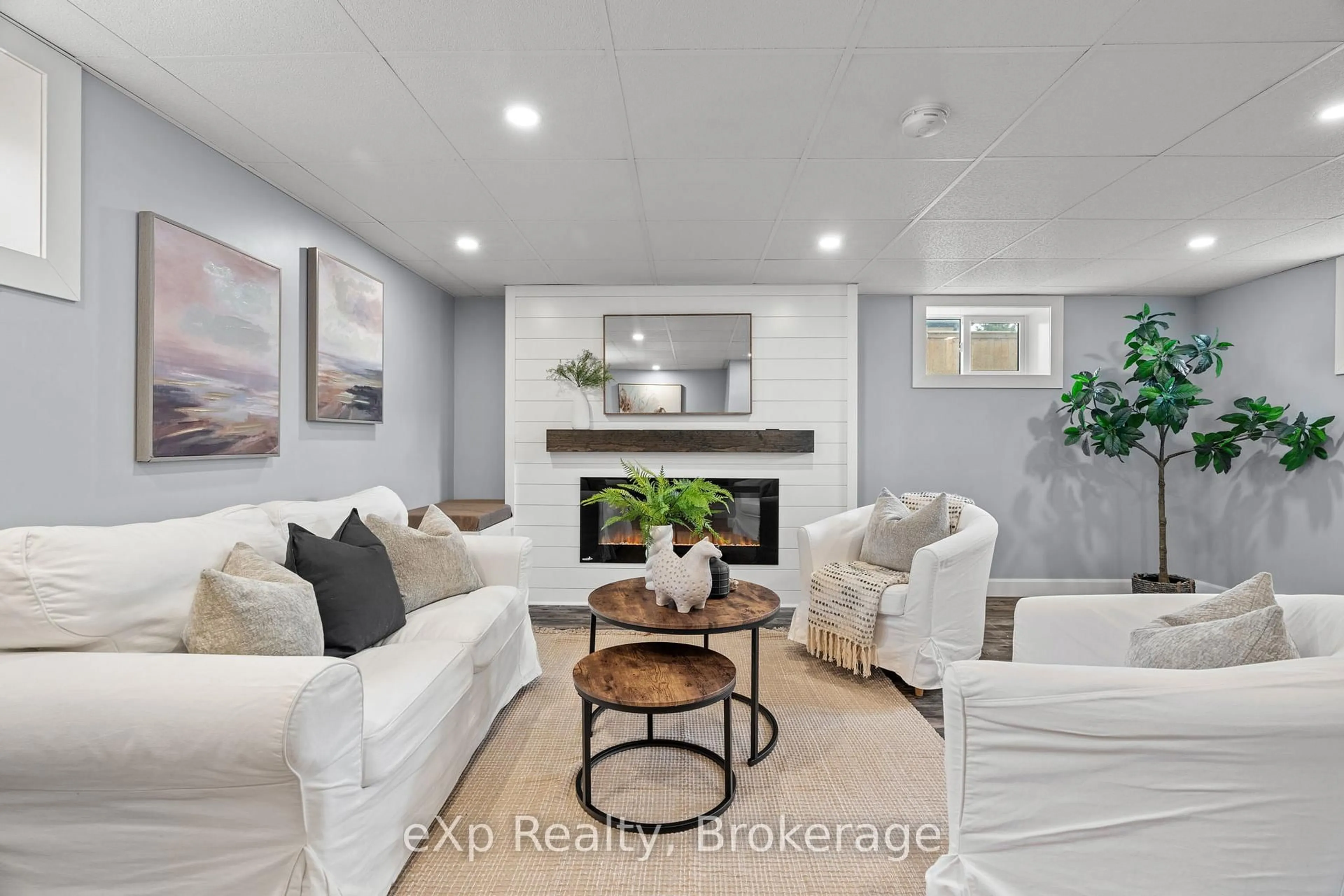 Living room with furniture, unknown for 236 Sydenham St, Strathroy-Caradoc Ontario N7G 1V3