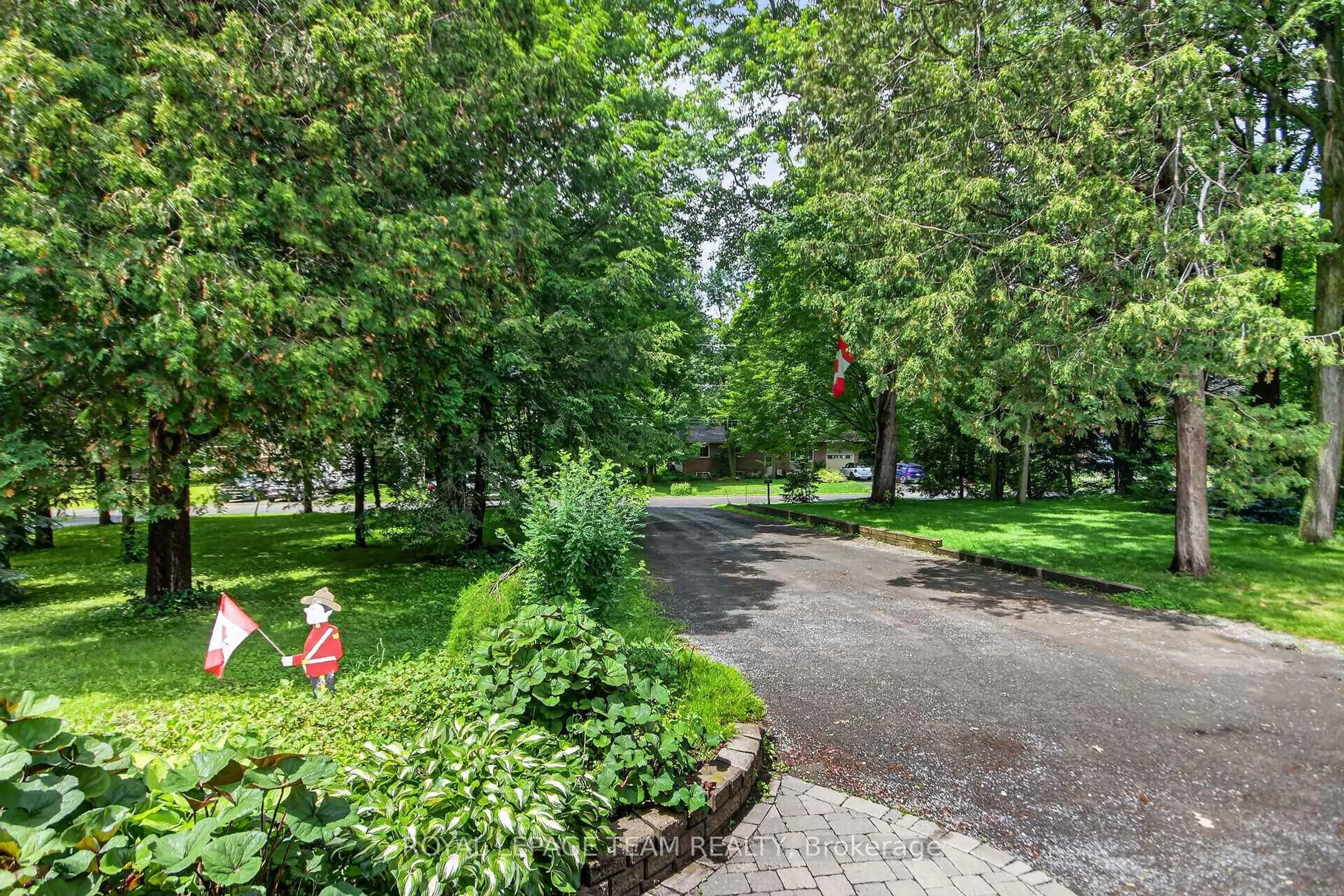 Patio, street for 231 Des Bois Dr, Russell Ontario K4R 1C4