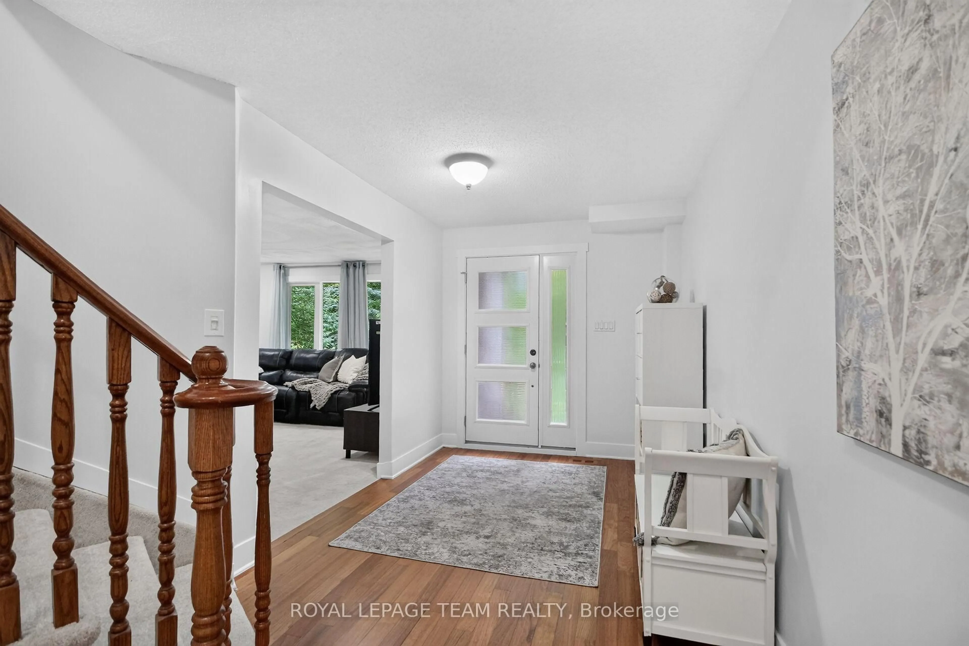 Indoor entryway for 231 Des Bois Dr, Russell Ontario K4R 1C4