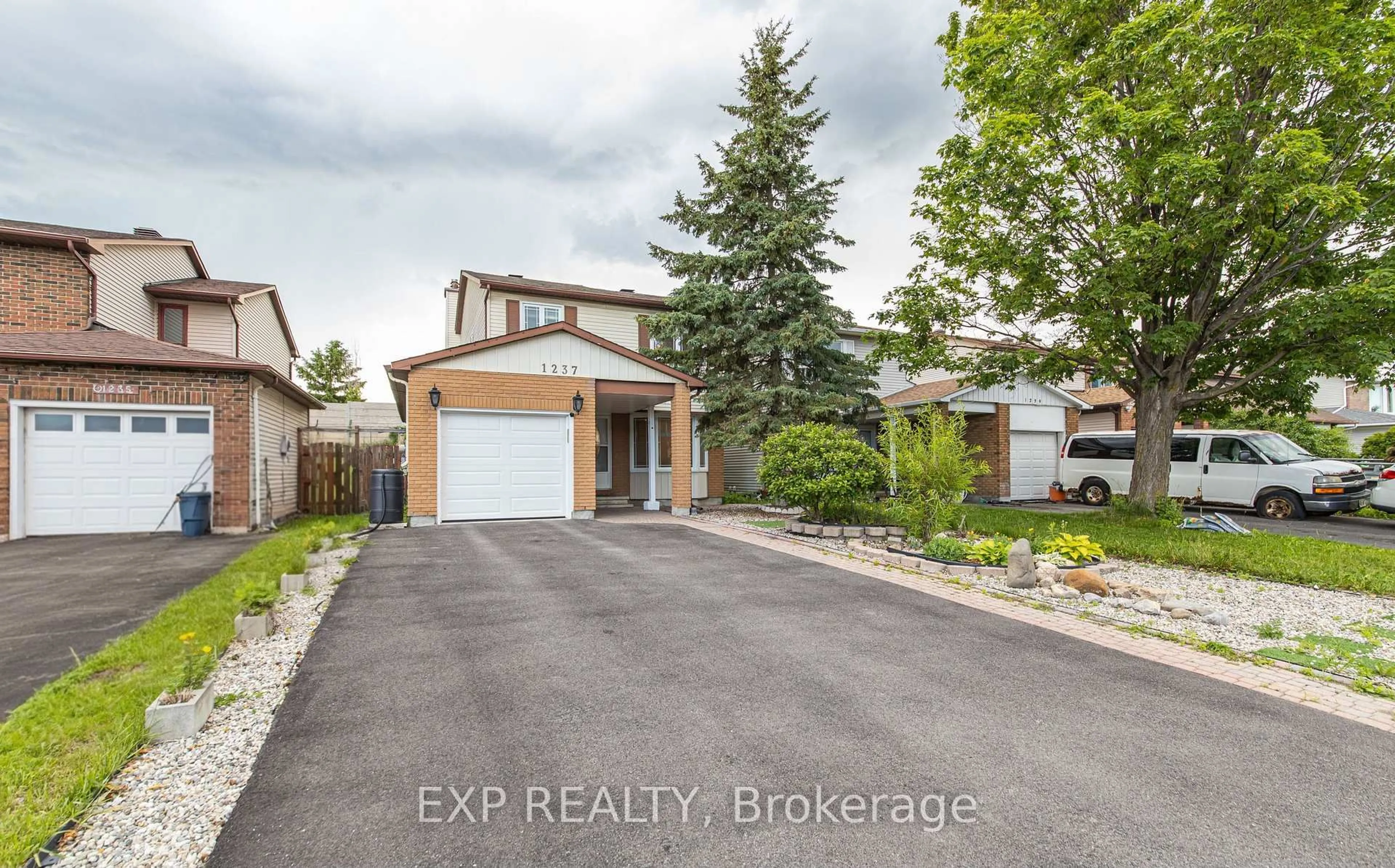 A pic from outside/outdoor area/front of a property/back of a property/a pic from drone, street for 1237 Cedarcroft Cres, Ottawa Ontario K1B 5G9