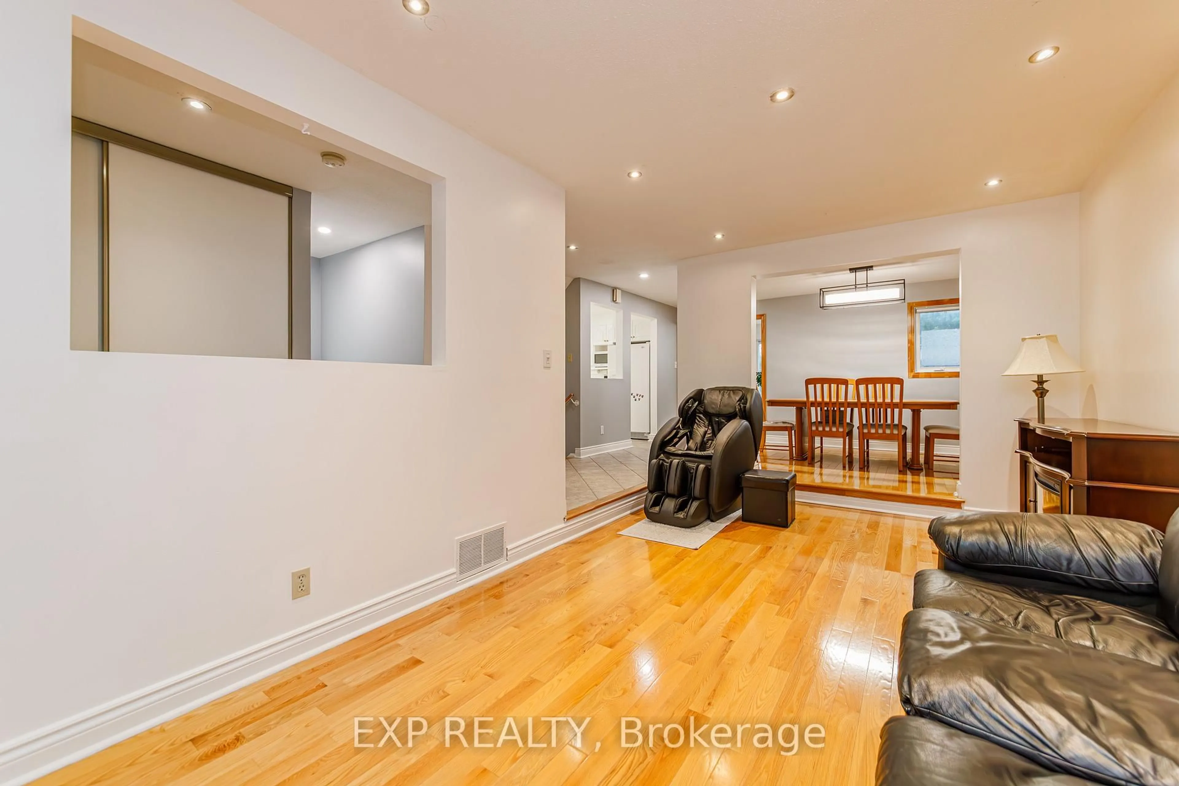 A pic of a room for 1237 Cedarcroft Cres, Ottawa Ontario K1B 5G9