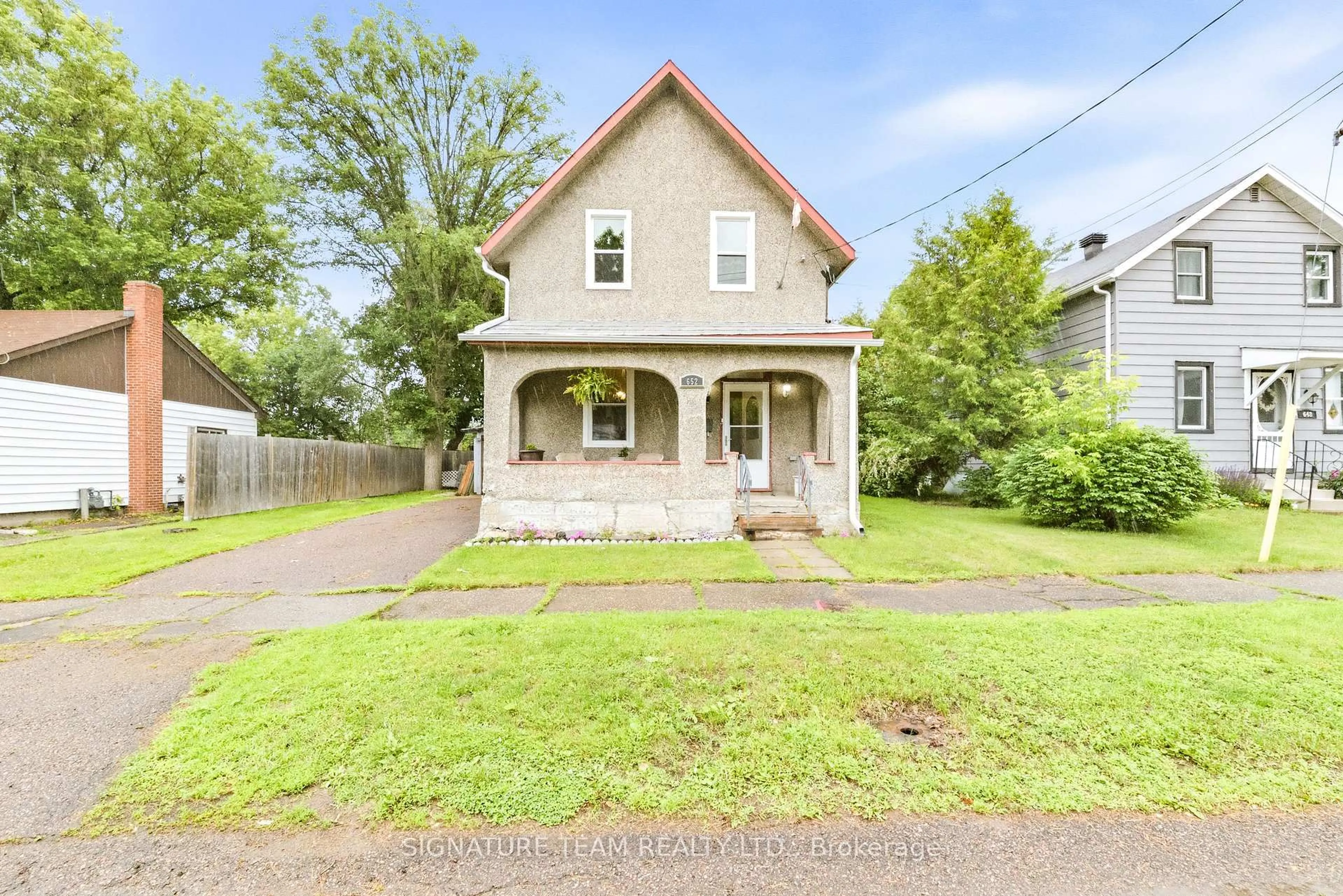 A pic from outside/outdoor area/front of a property/back of a property/a pic from drone, street for 652 Moffat St, Pembroke Ontario K8A 3Y1