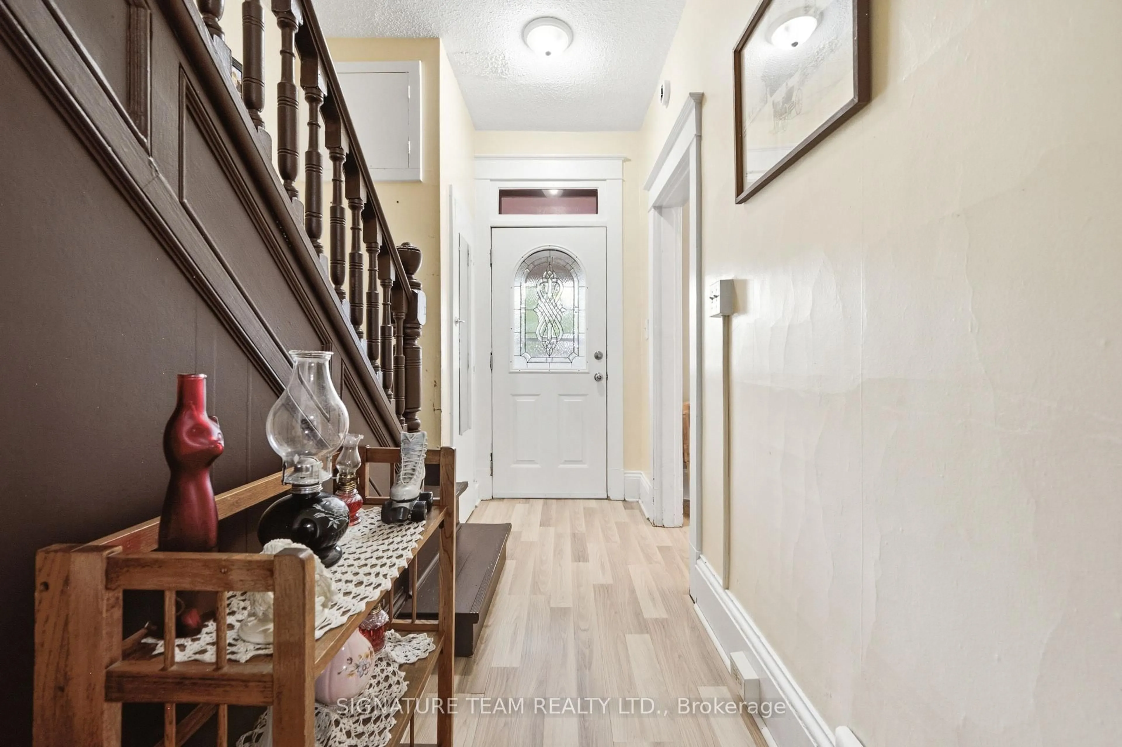 Indoor entryway for 652 Moffat St, Pembroke Ontario K8A 3Y1