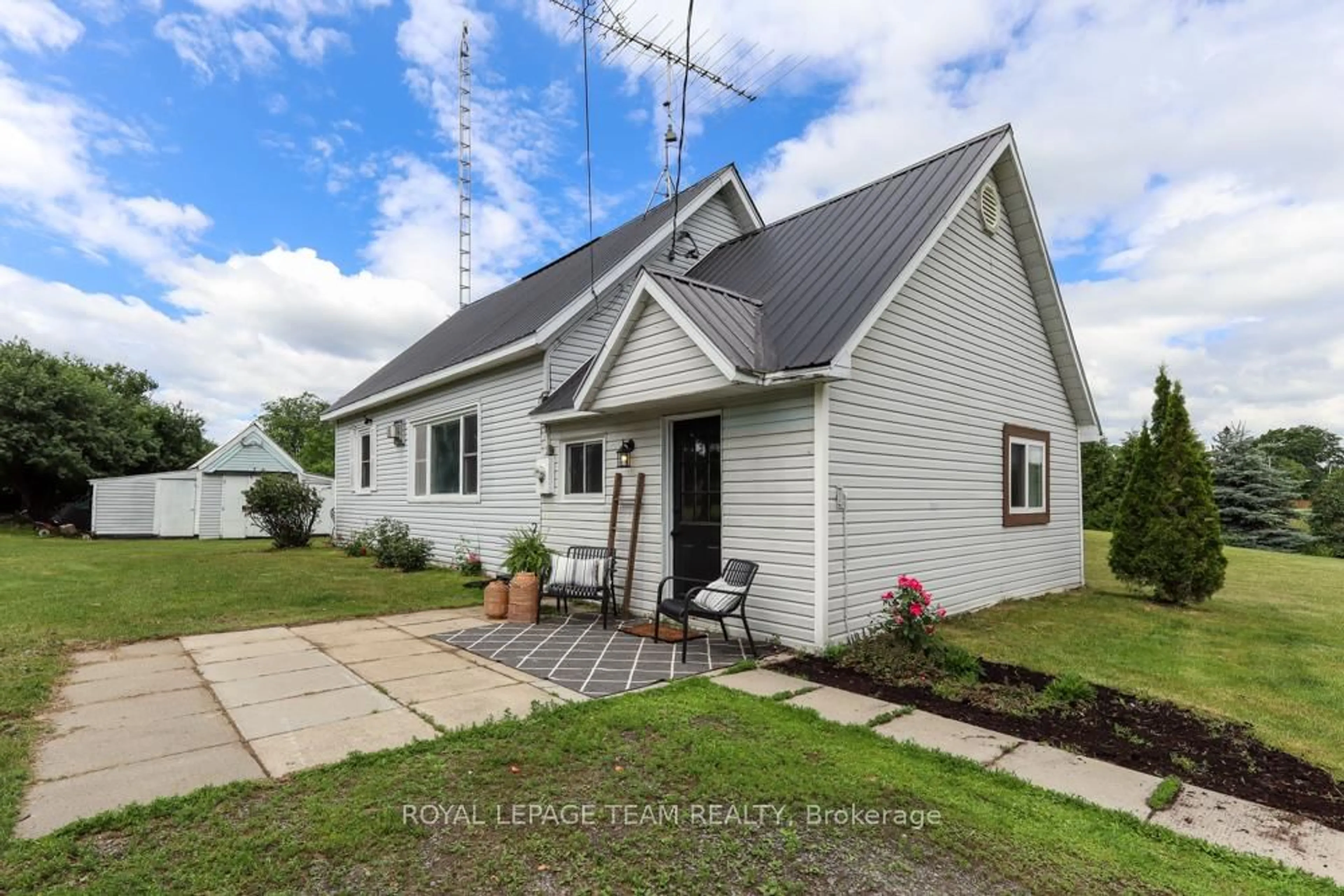 A pic from outside/outdoor area/front of a property/back of a property/a pic from drone, building for 6774 Mcleansville Rd, Augusta Ontario K0E 1X0