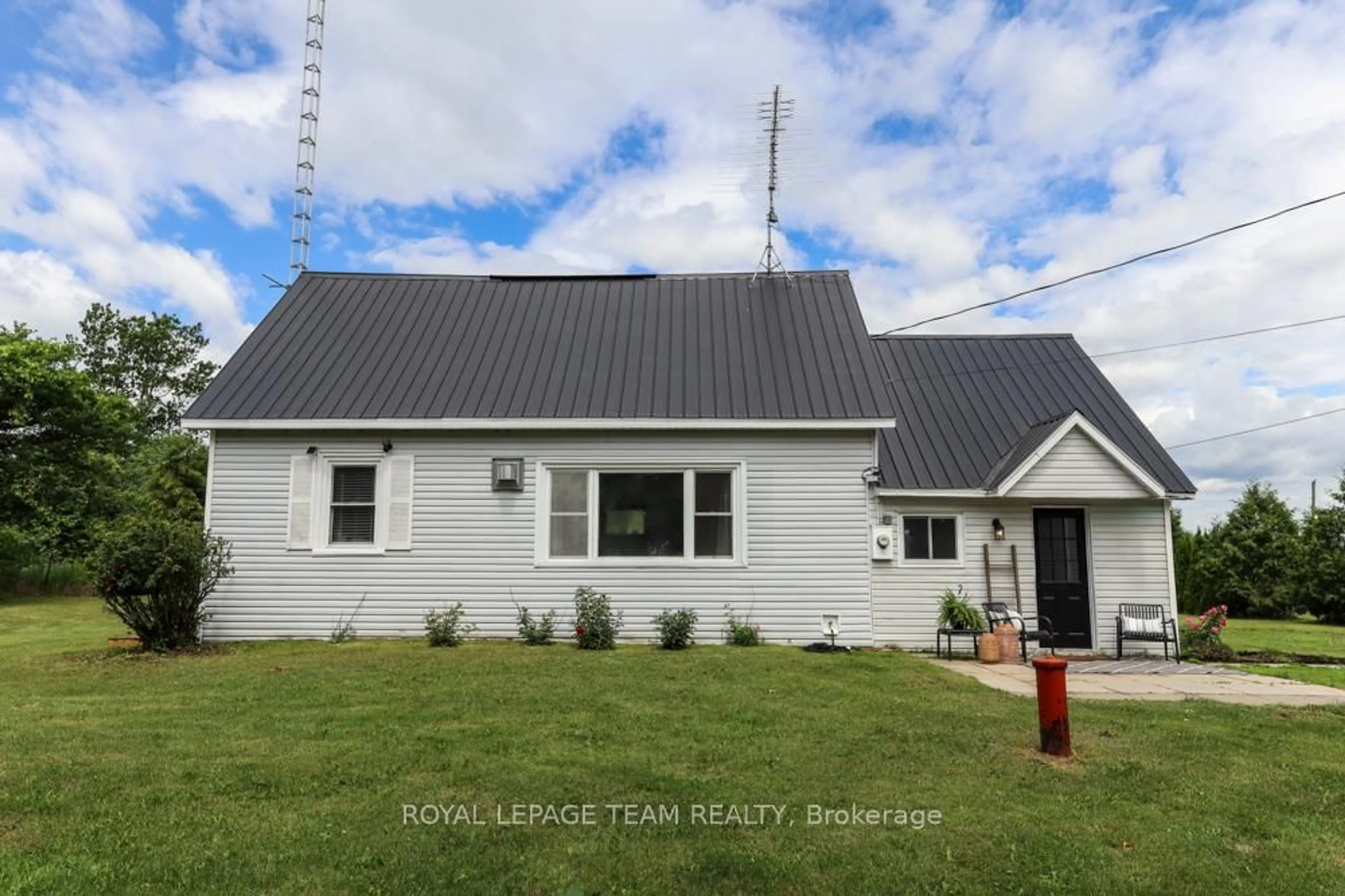 A pic from outside/outdoor area/front of a property/back of a property/a pic from drone, building for 6774 Mcleansville Rd, Augusta Ontario K0E 1X0