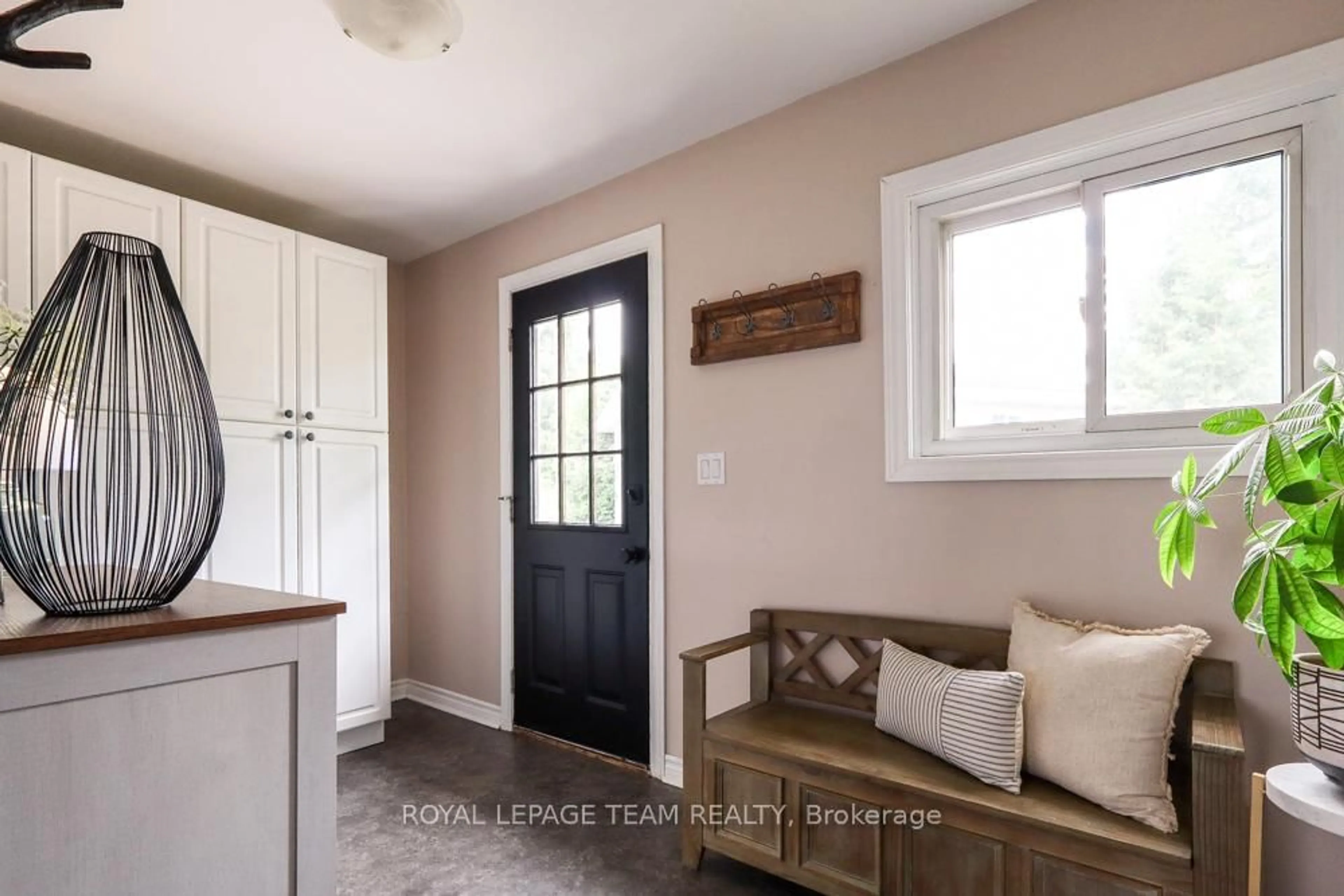 Indoor entryway for 6774 Mcleansville Rd, Augusta Ontario K0E 1X0
