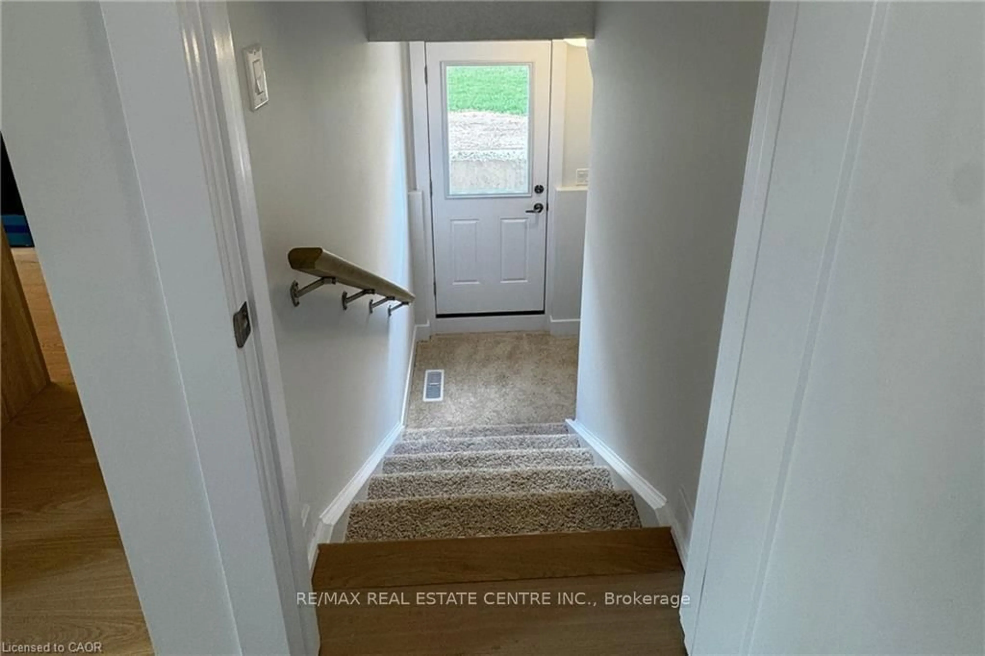 Indoor entryway for 123 Maple St, Mapleton Ontario N0G 1P0