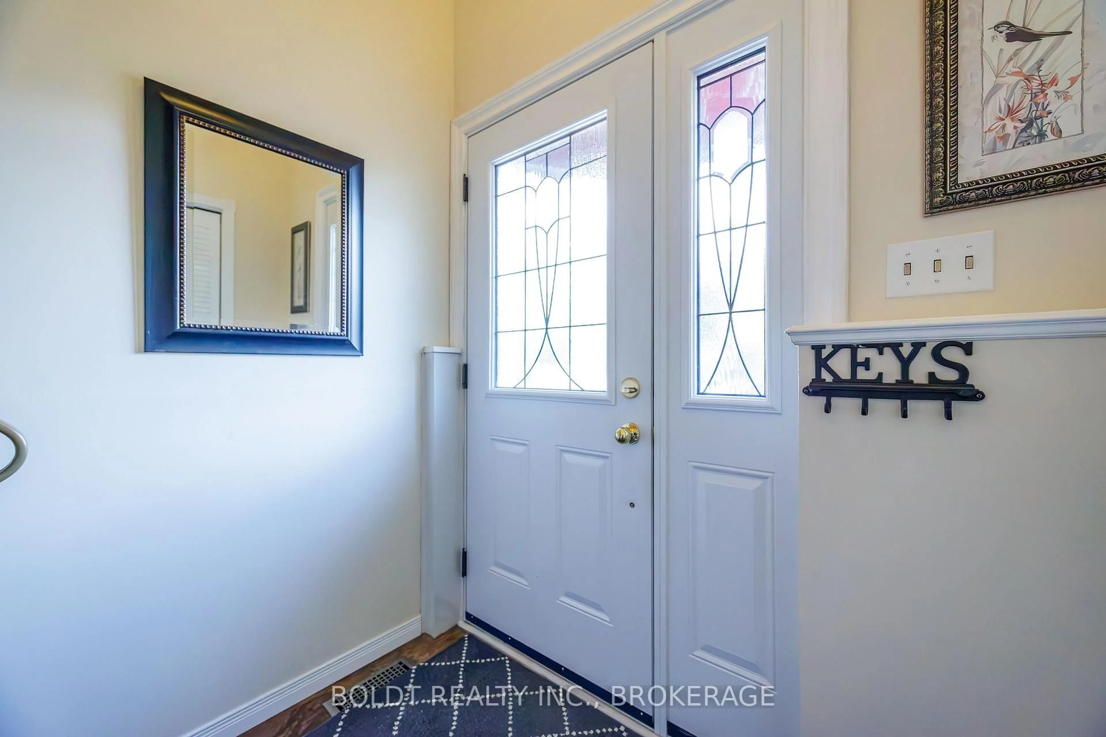 Indoor entryway for 77 Elma St, St. Catharines Ontario L2N 6Z8