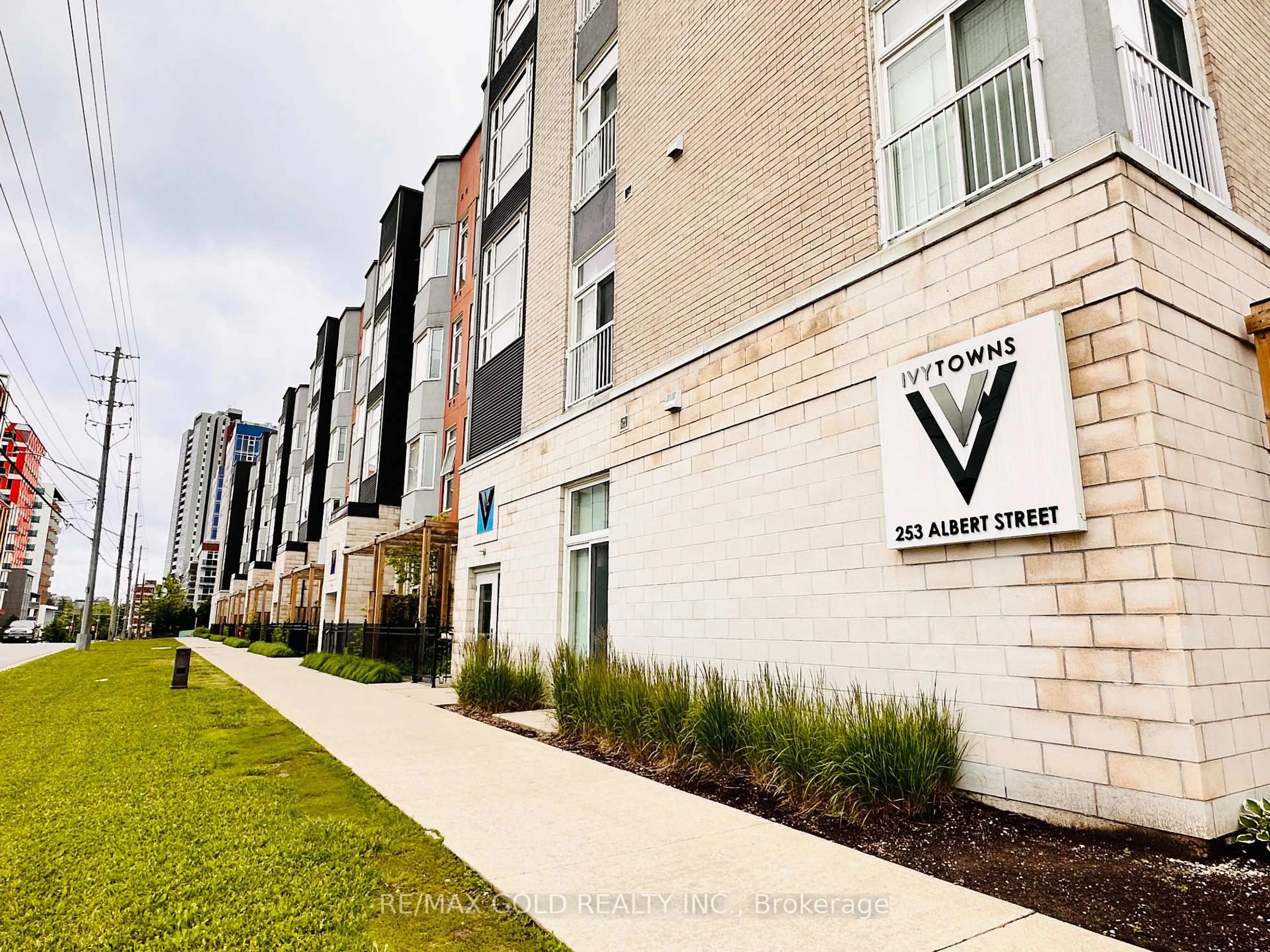 Home with vinyl exterior material, street for 253 albert St #112, Waterloo Ontario N2L 0G3