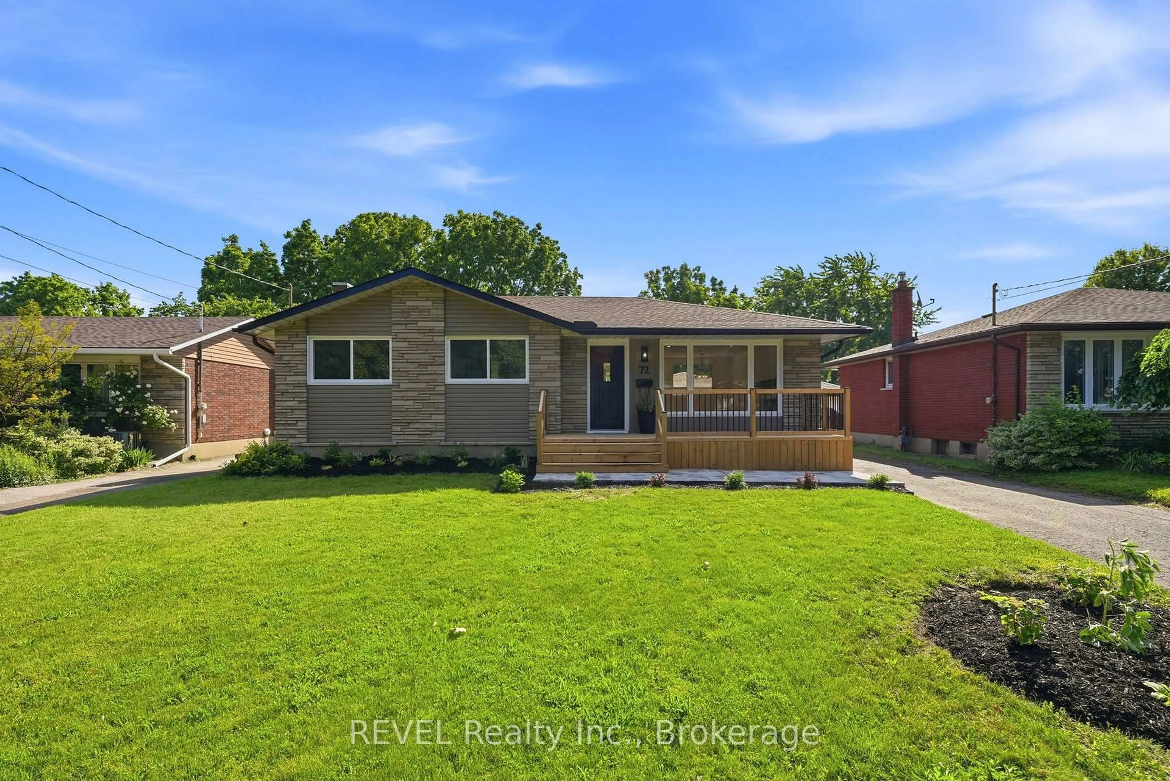Home with brick exterior material, street for 72 Prince Charles Dr, St. Catharines Ontario L2N 3Z1