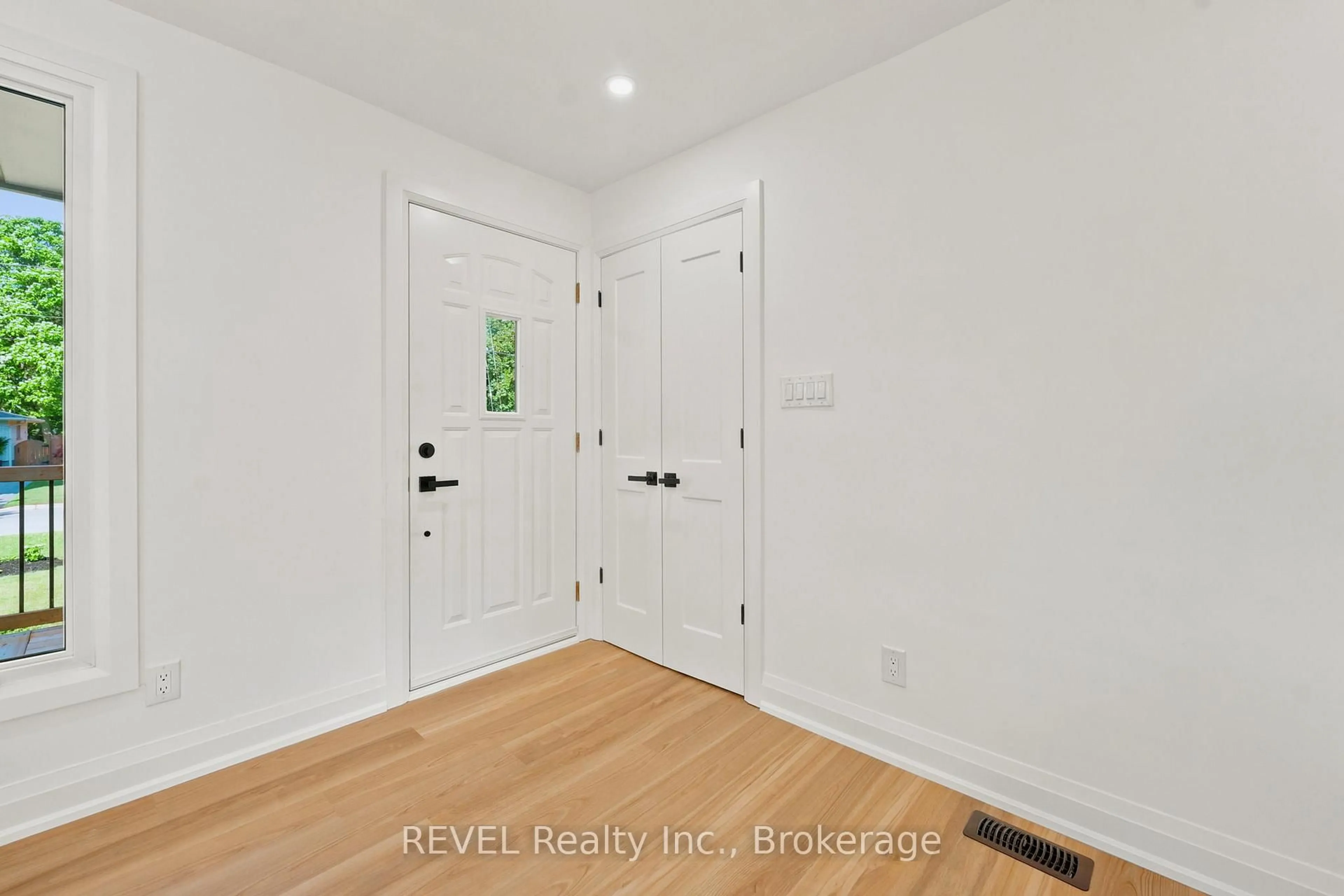 Indoor entryway for 72 Prince Charles Dr, St. Catharines Ontario L2N 3Z1