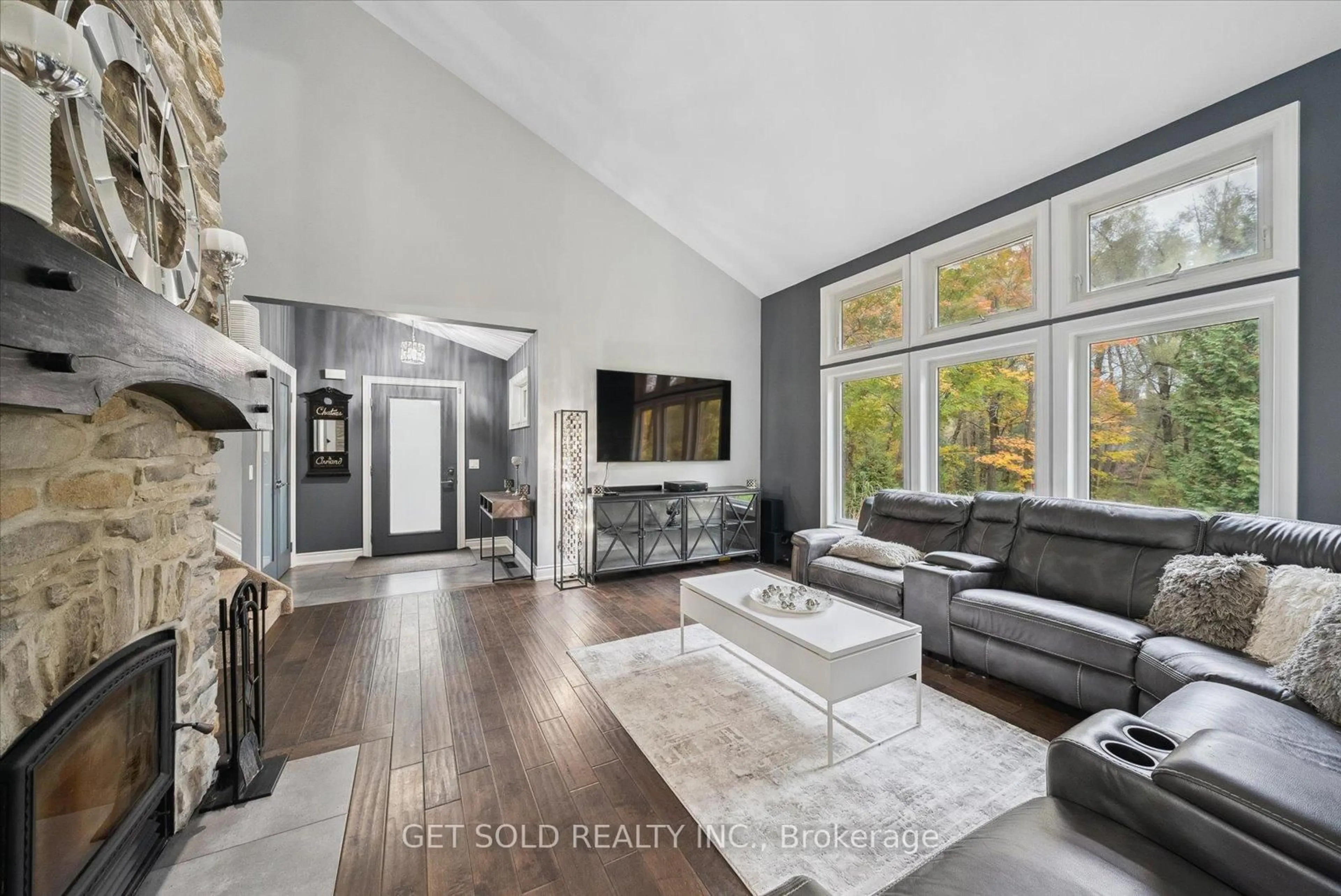 Living room with furniture, unknown for 11 Fieldway Crt, Melancthon Ontario L0N 1J0