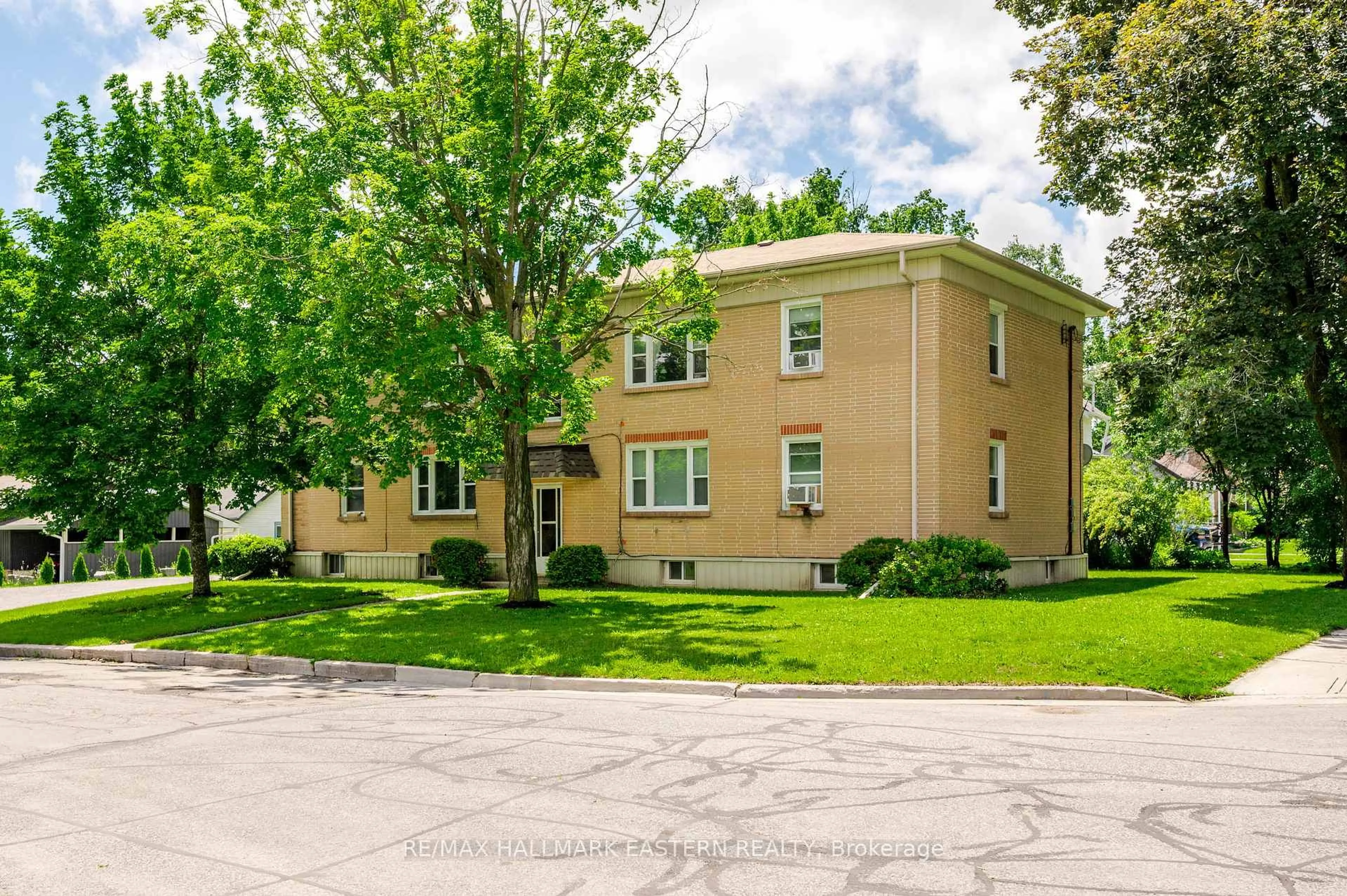 Home with vinyl exterior material, street for 809 Nicholls St, Peterborough Ontario K9H 5T7