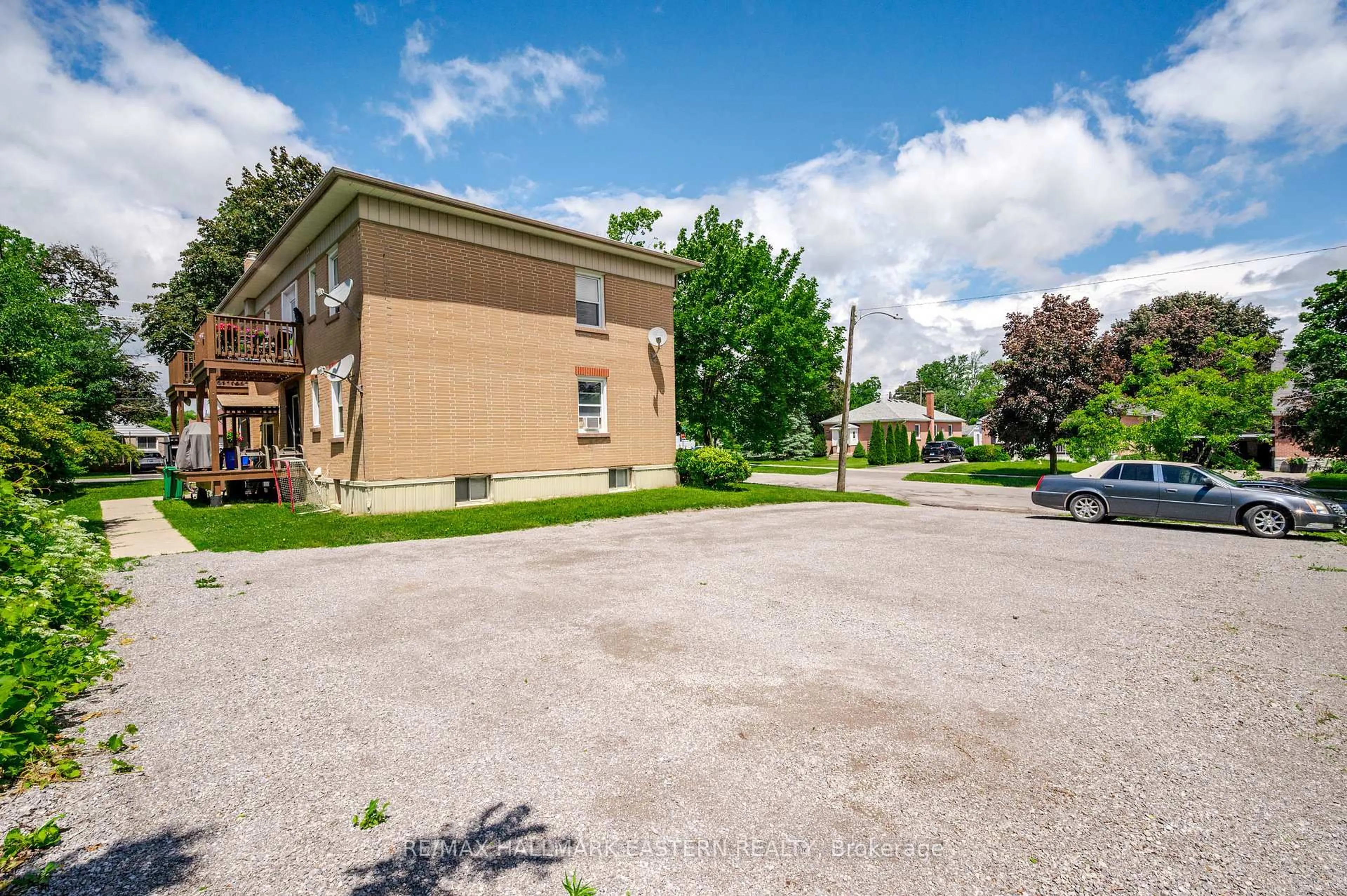 Patio, street for 809 Nicholls St, Peterborough Ontario K9H 5T7
