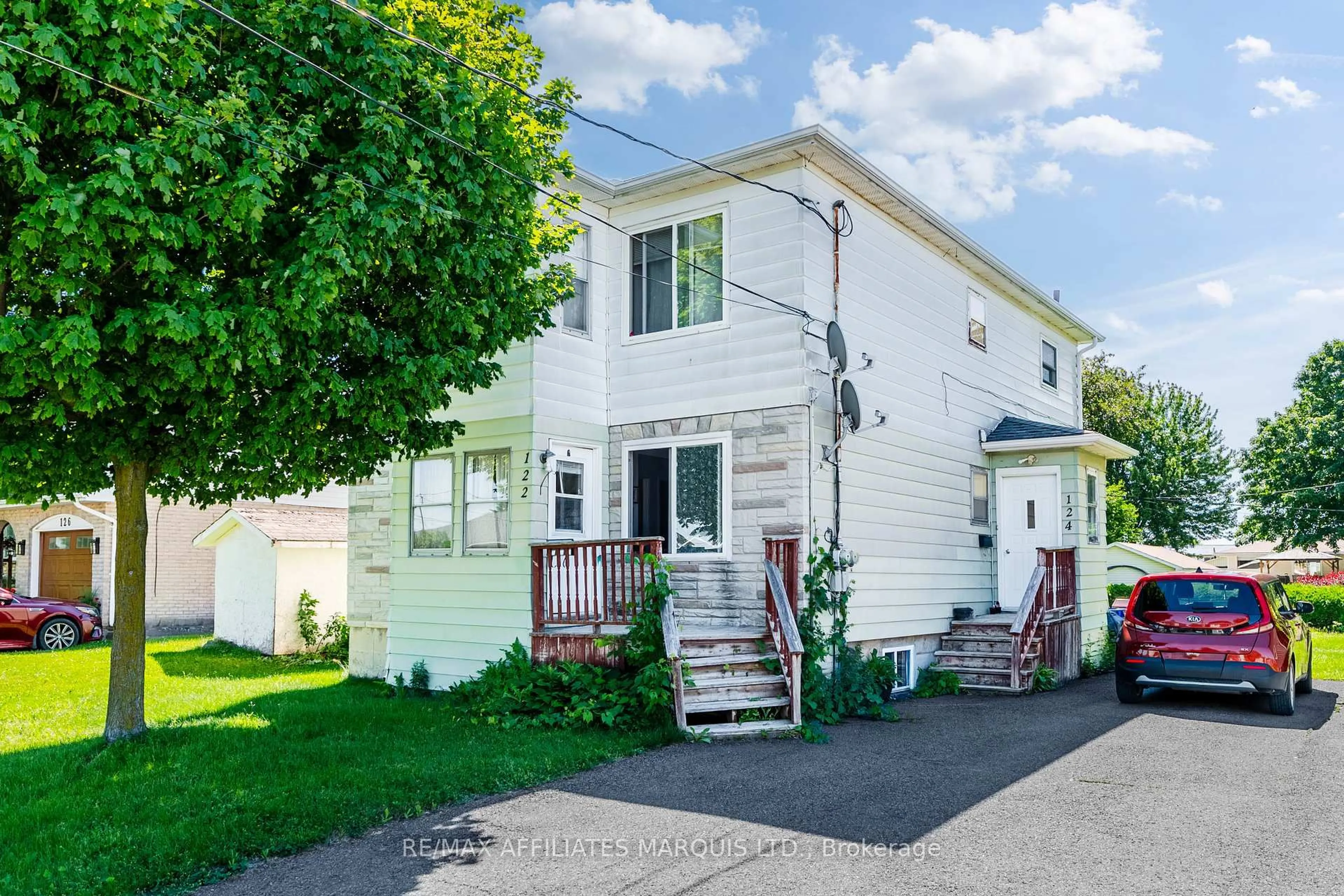 Home with vinyl exterior material, street for 122 New St, Cornwall Ontario K6H 3G2