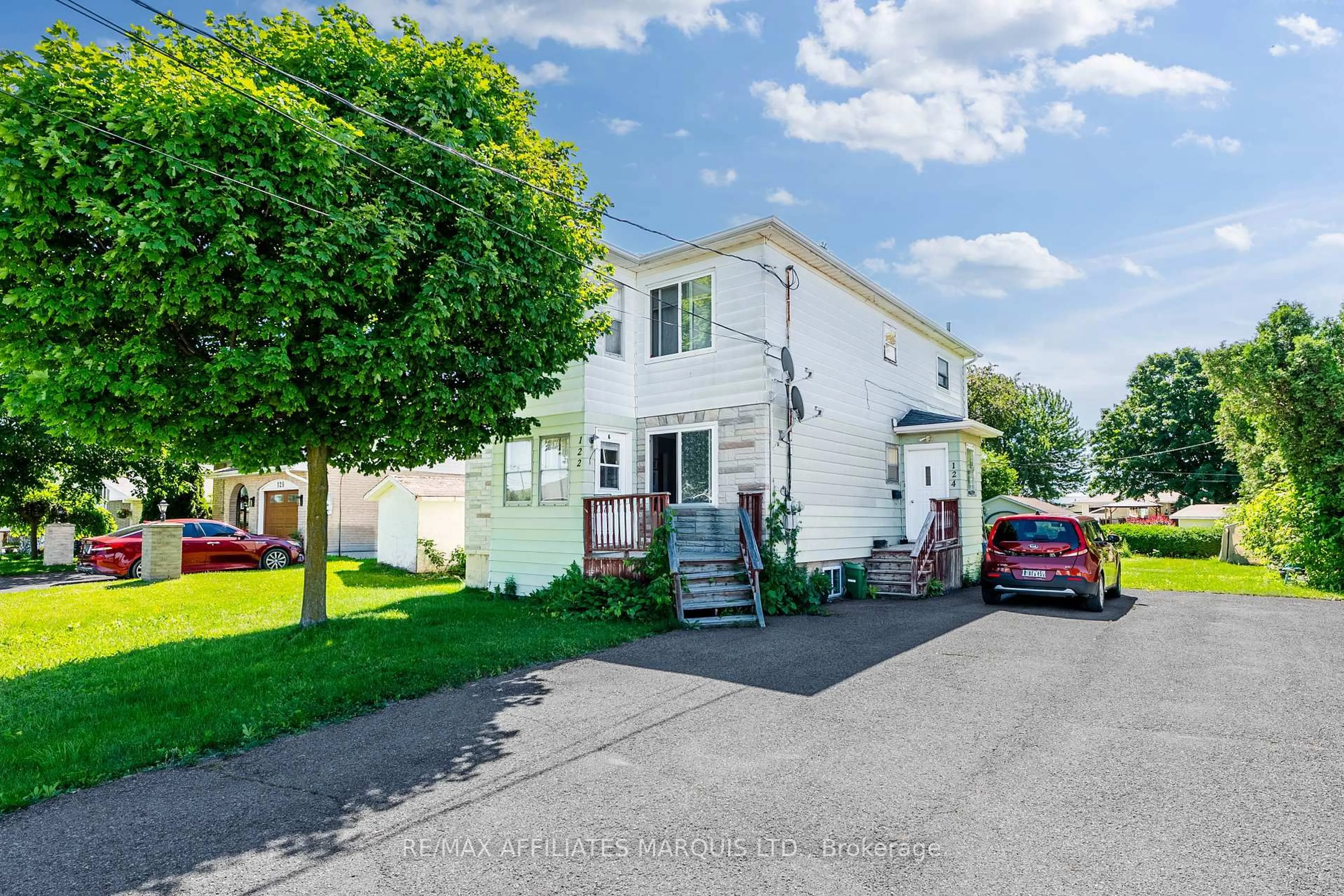 A pic from outside/outdoor area/front of a property/back of a property/a pic from drone, street for 122 New St, Cornwall Ontario K6H 3G2