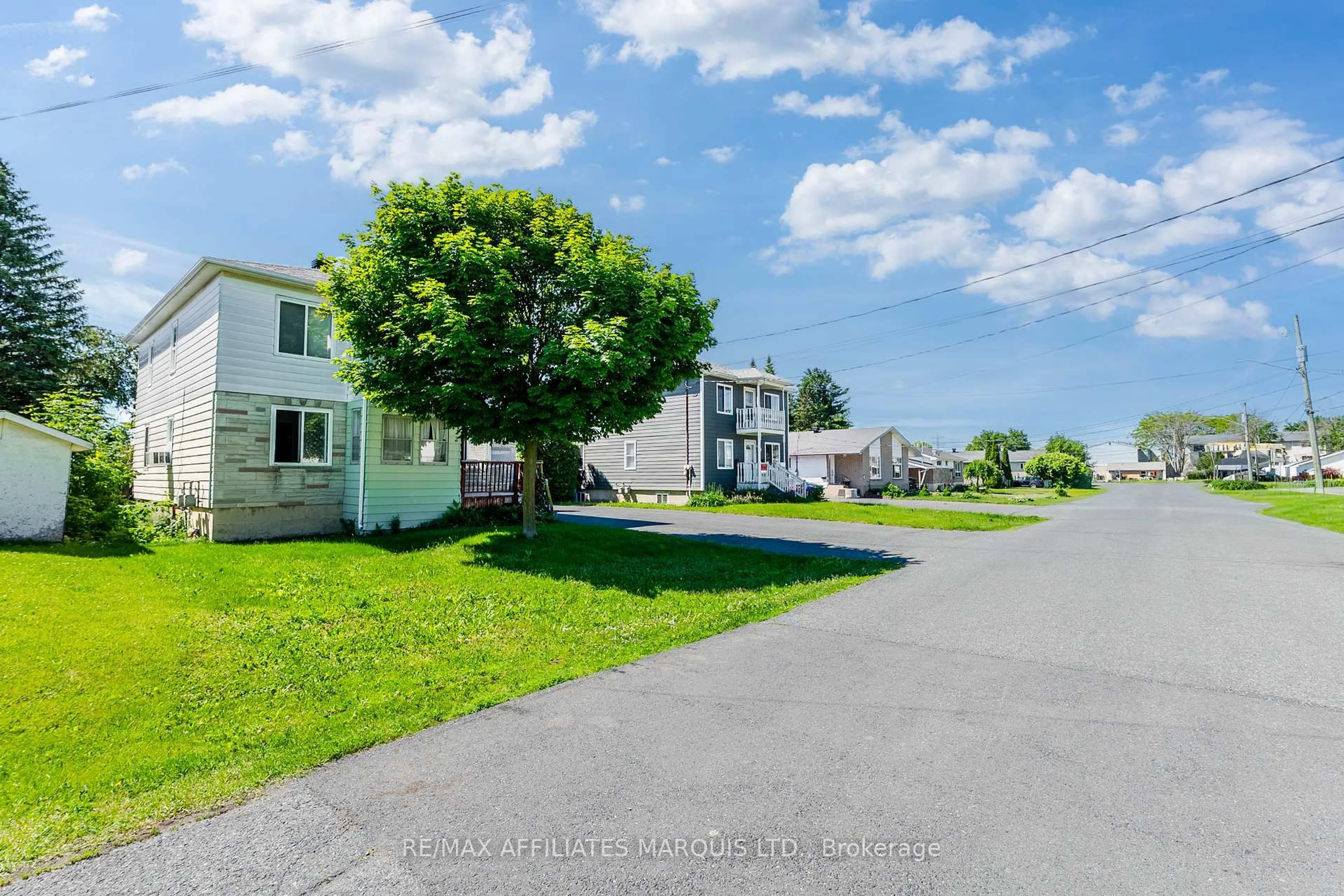 A pic from outside/outdoor area/front of a property/back of a property/a pic from drone, street for 122 New St, Cornwall Ontario K6H 3G2