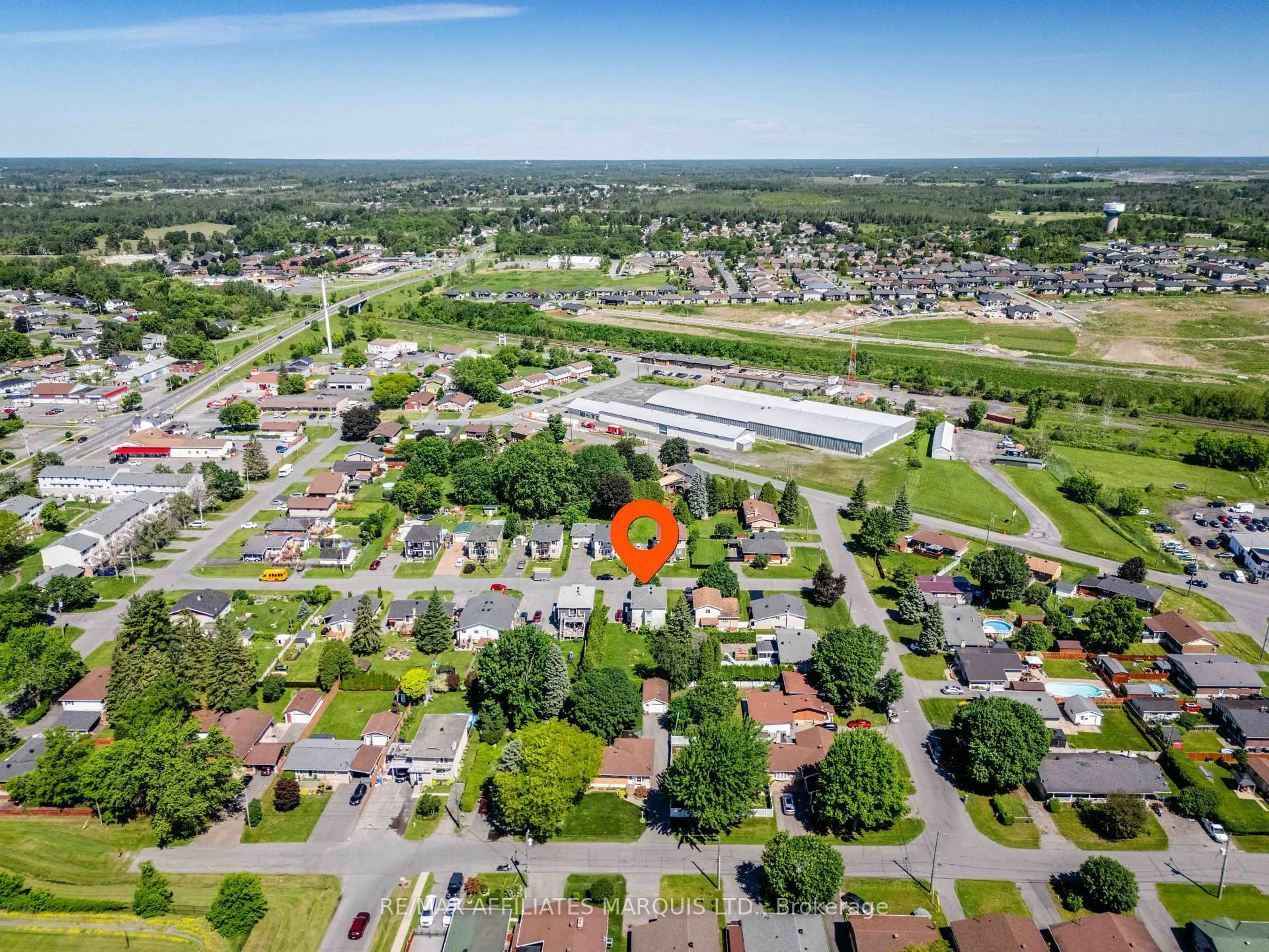 A pic from outside/outdoor area/front of a property/back of a property/a pic from drone, unknown for 122 New St, Cornwall Ontario K6H 3G2