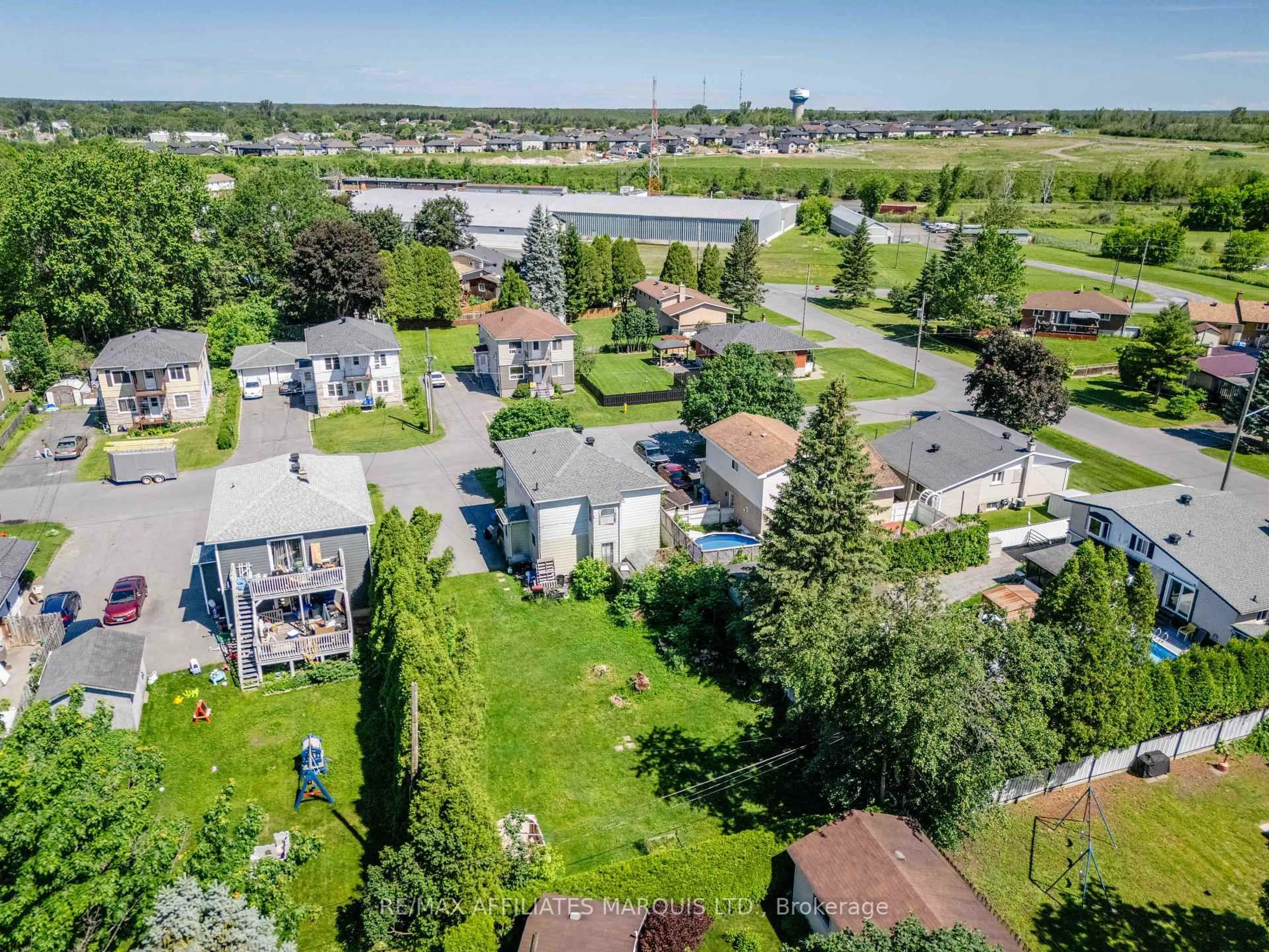 A pic from outside/outdoor area/front of a property/back of a property/a pic from drone, street for 122 New St, Cornwall Ontario K6H 3G2