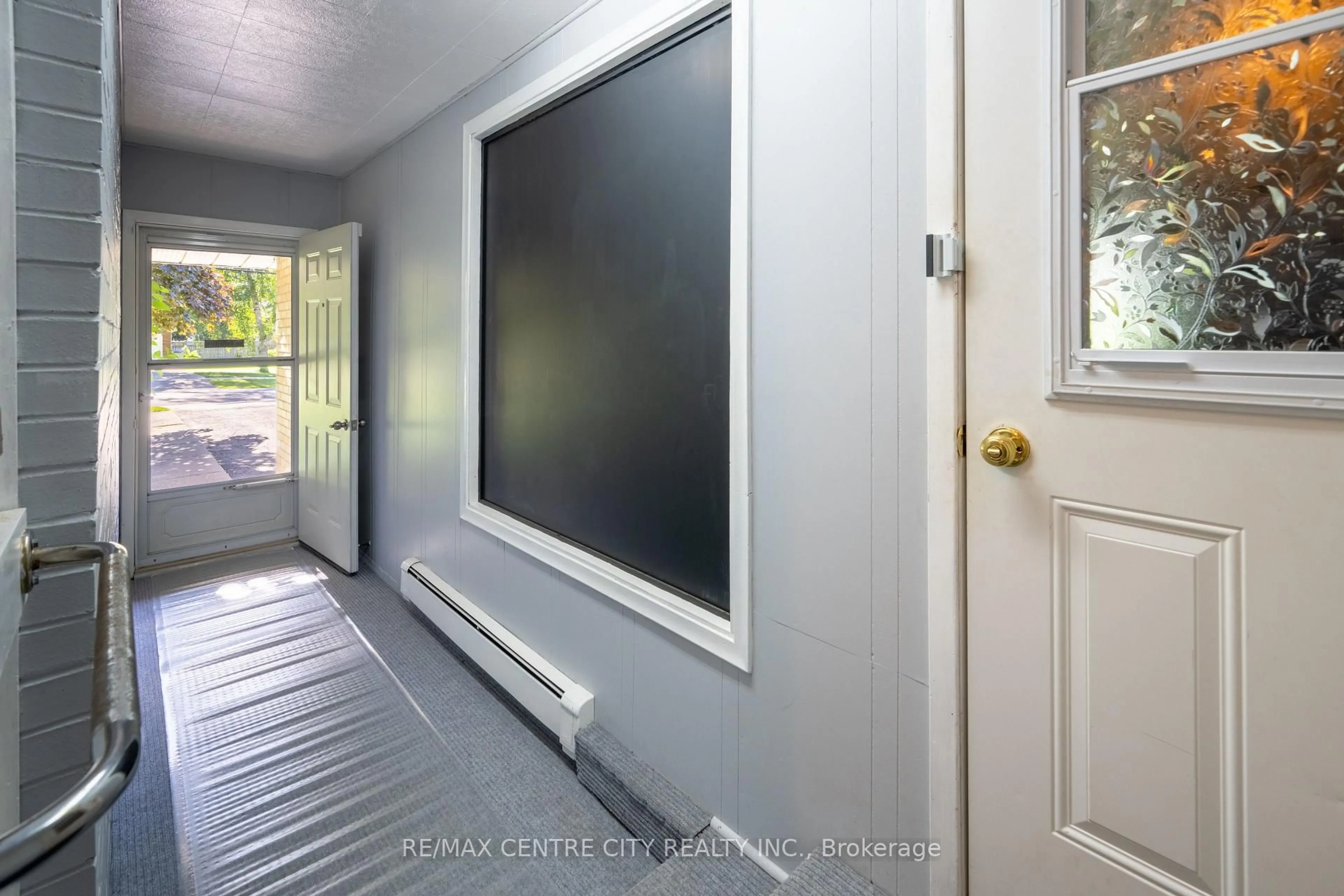 Indoor entryway for 245 Dominion St, Strathroy-Caradoc Ontario N7G 3G9