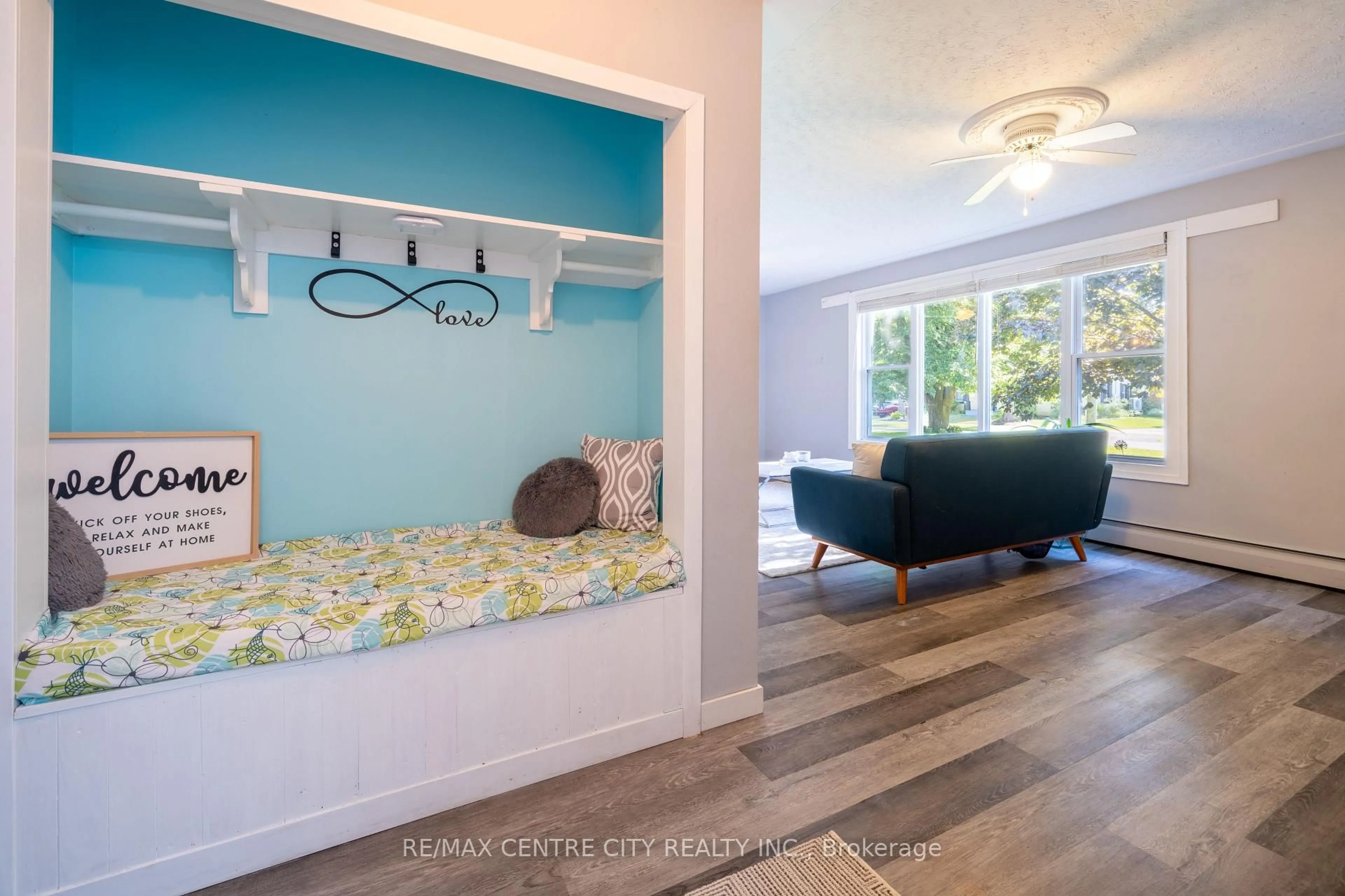 Indoor entryway for 245 Dominion St, Strathroy-Caradoc Ontario N7G 3G9