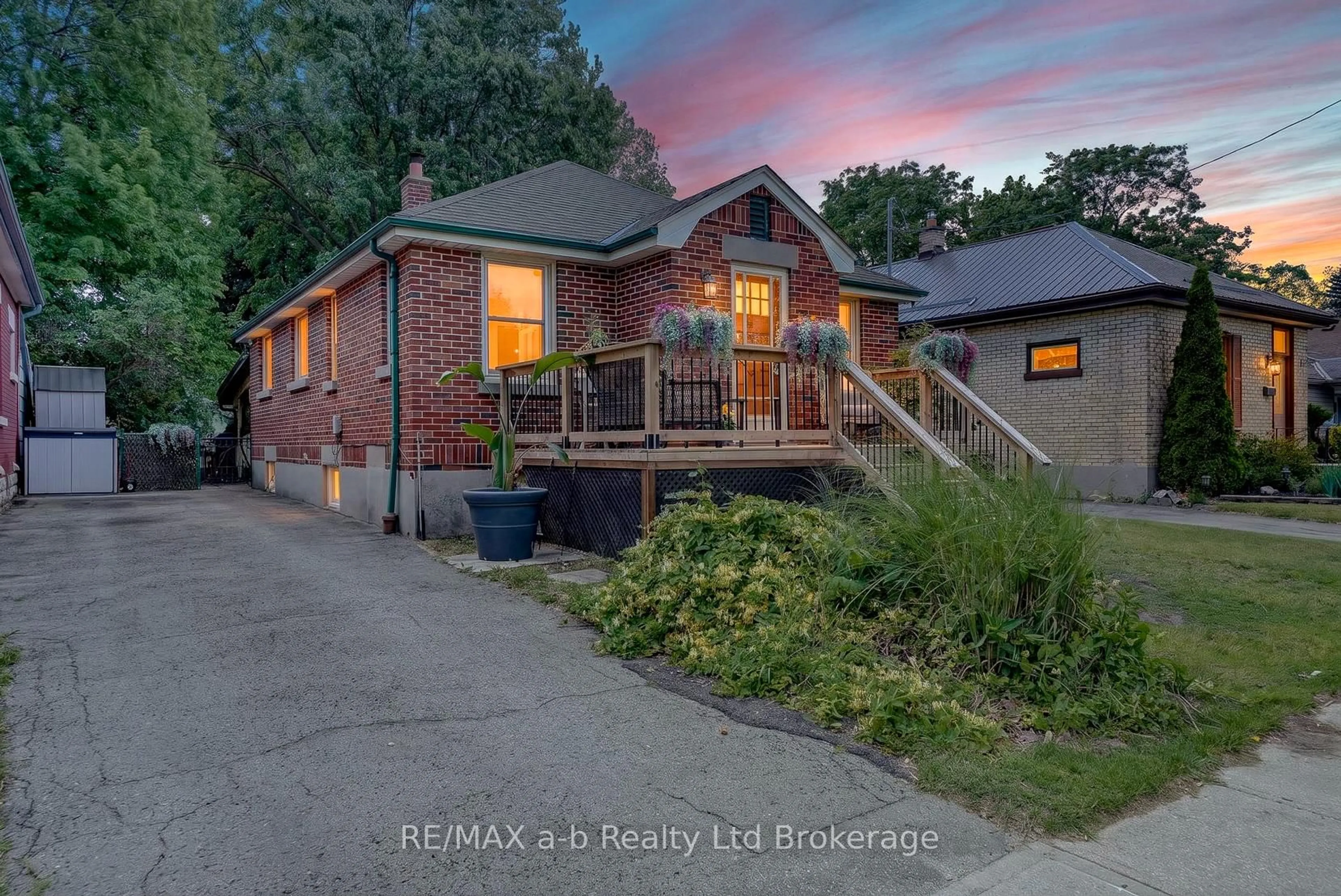 A pic from outside/outdoor area/front of a property/back of a property/a pic from drone, street for 47 Burslem St, London East Ontario N5W 2V6