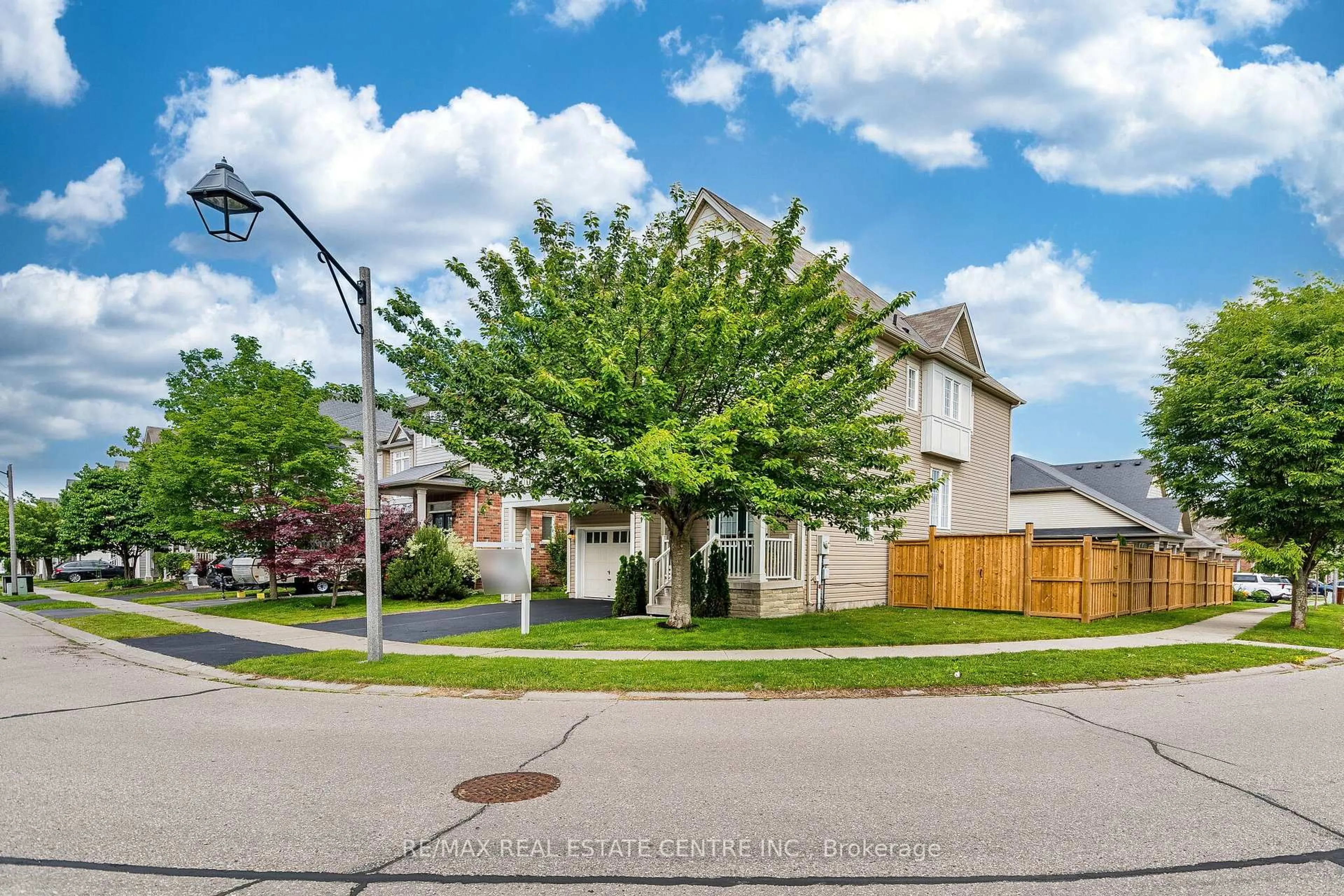A pic from outside/outdoor area/front of a property/back of a property/a pic from drone, street for 78 Lambert Cres, Brantford Ontario N3T 0E9
