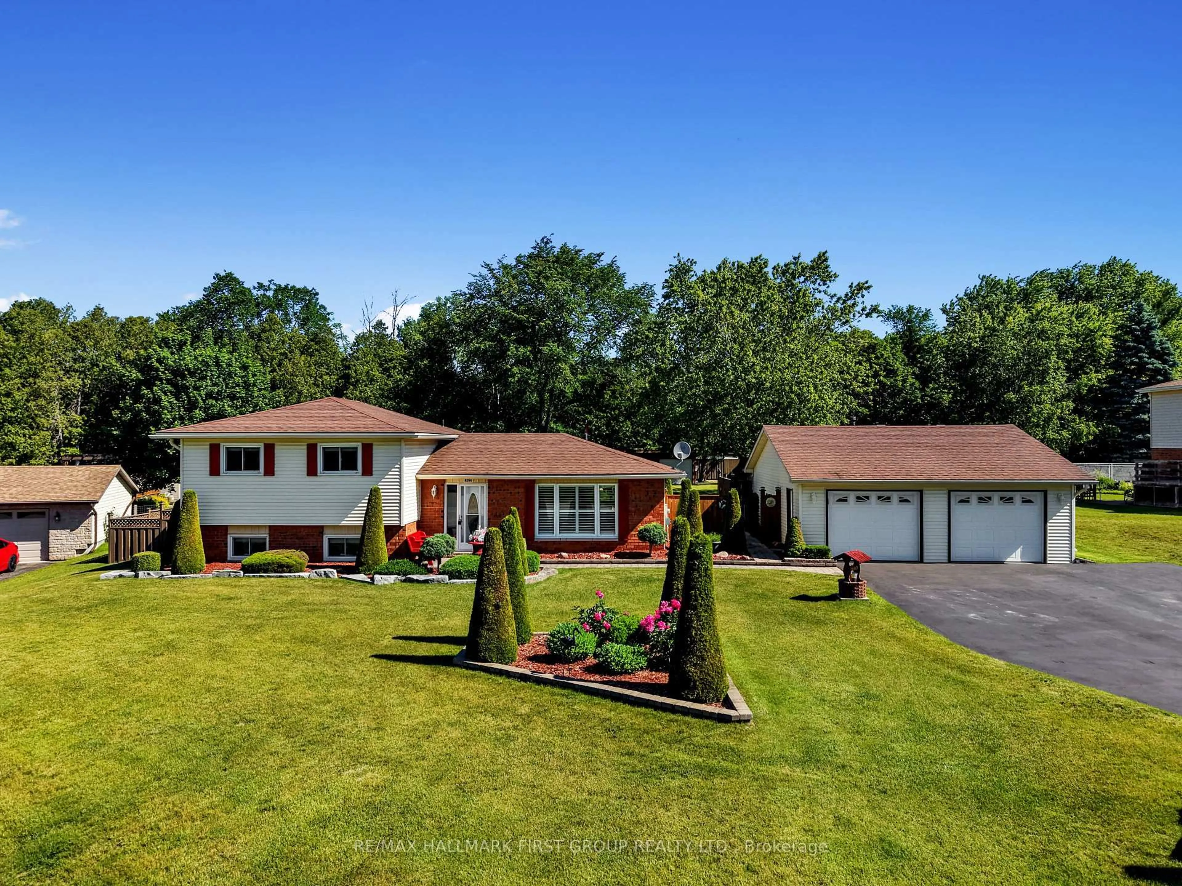 A pic from outside/outdoor area/front of a property/back of a property/a pic from drone, unknown for 8266 Albert Crt, Hamilton Township Ontario K9A 4J7