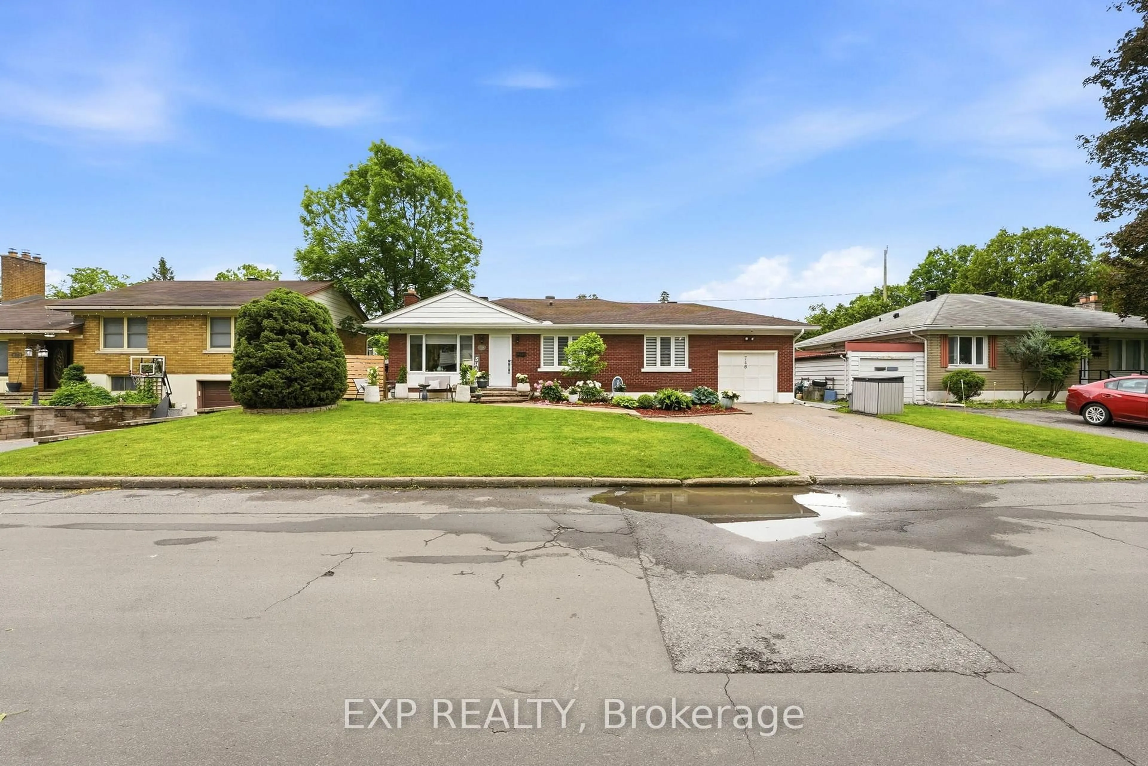 A pic from outside/outdoor area/front of a property/back of a property/a pic from drone, street for 748 WESTON Dr, Ottawa Ontario K1G 1W2