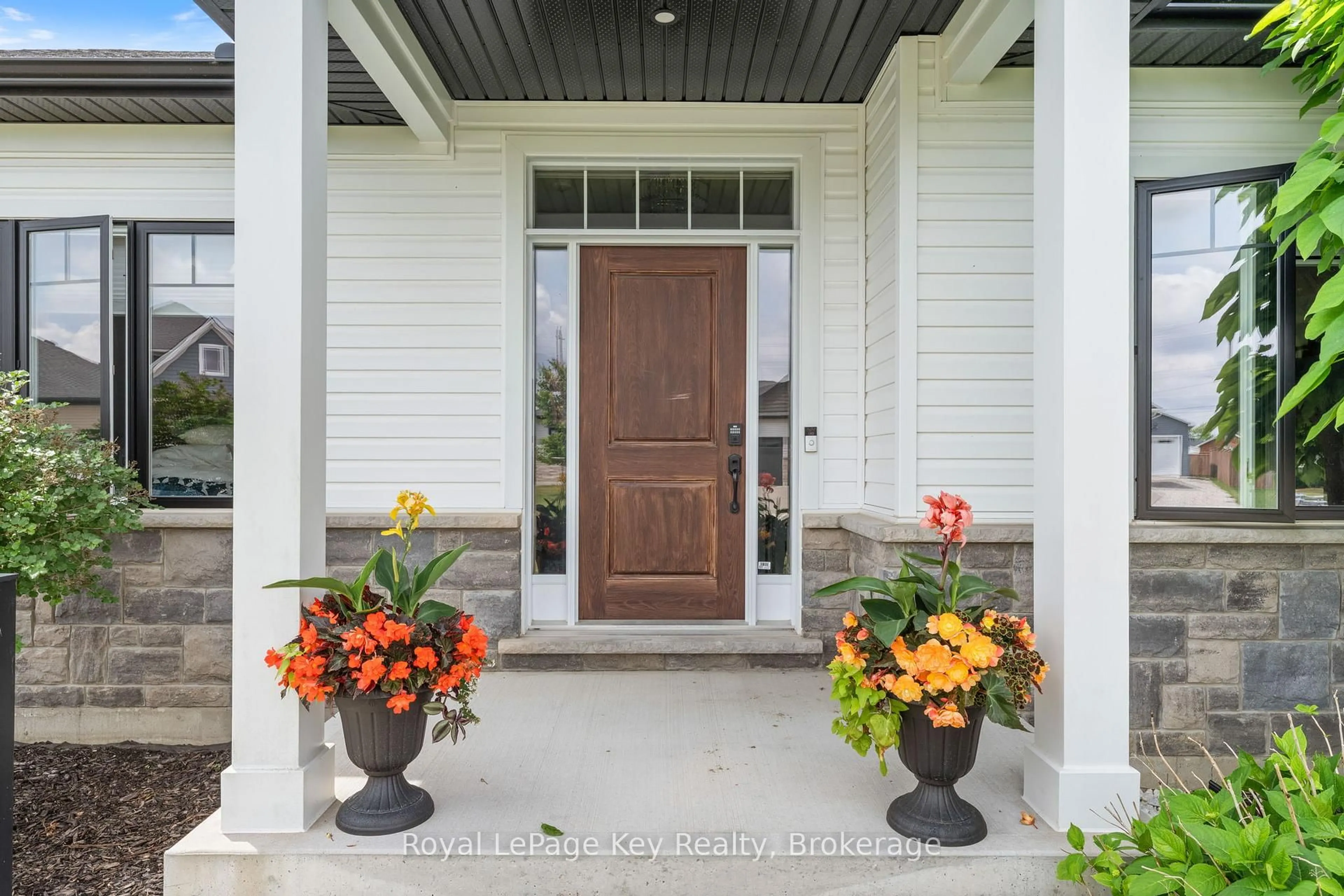 Indoor entryway for 542 Scenic Crt, Warwick Ontario N0M 0S0