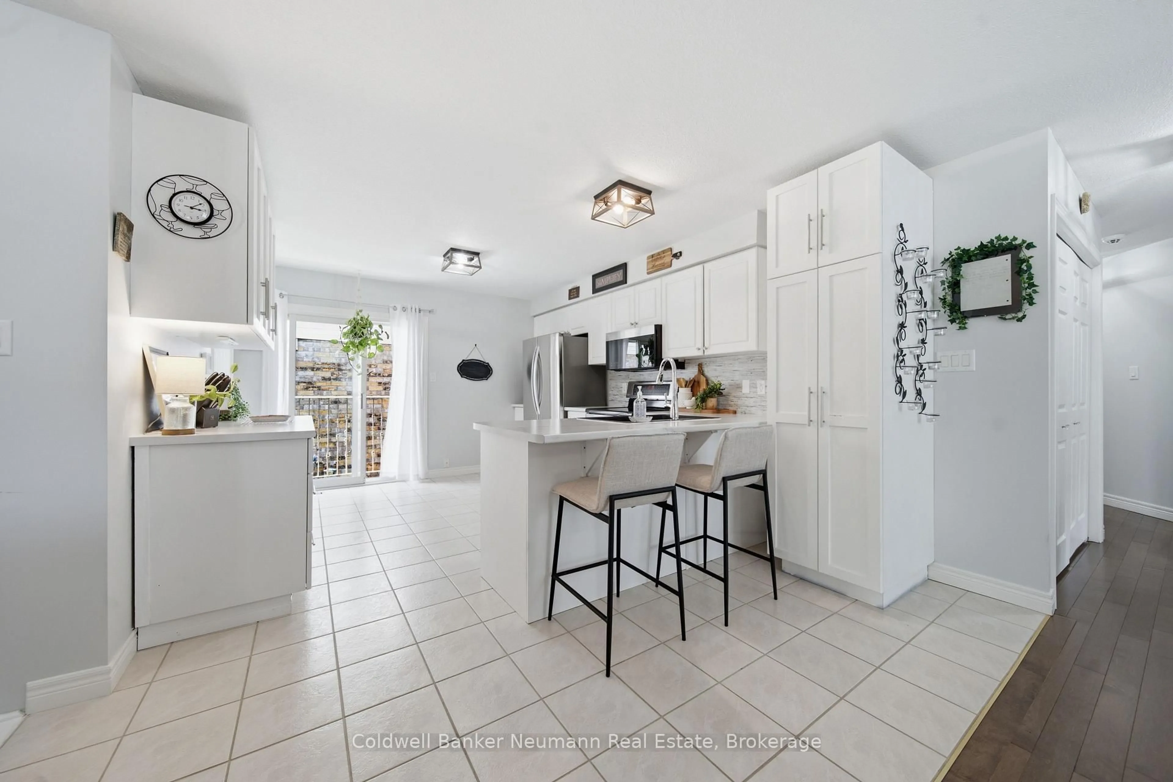 Open concept kitchen, ceramic/tile floor for 949 Gzowski St, Centre Wellington Ontario N1M 3W1