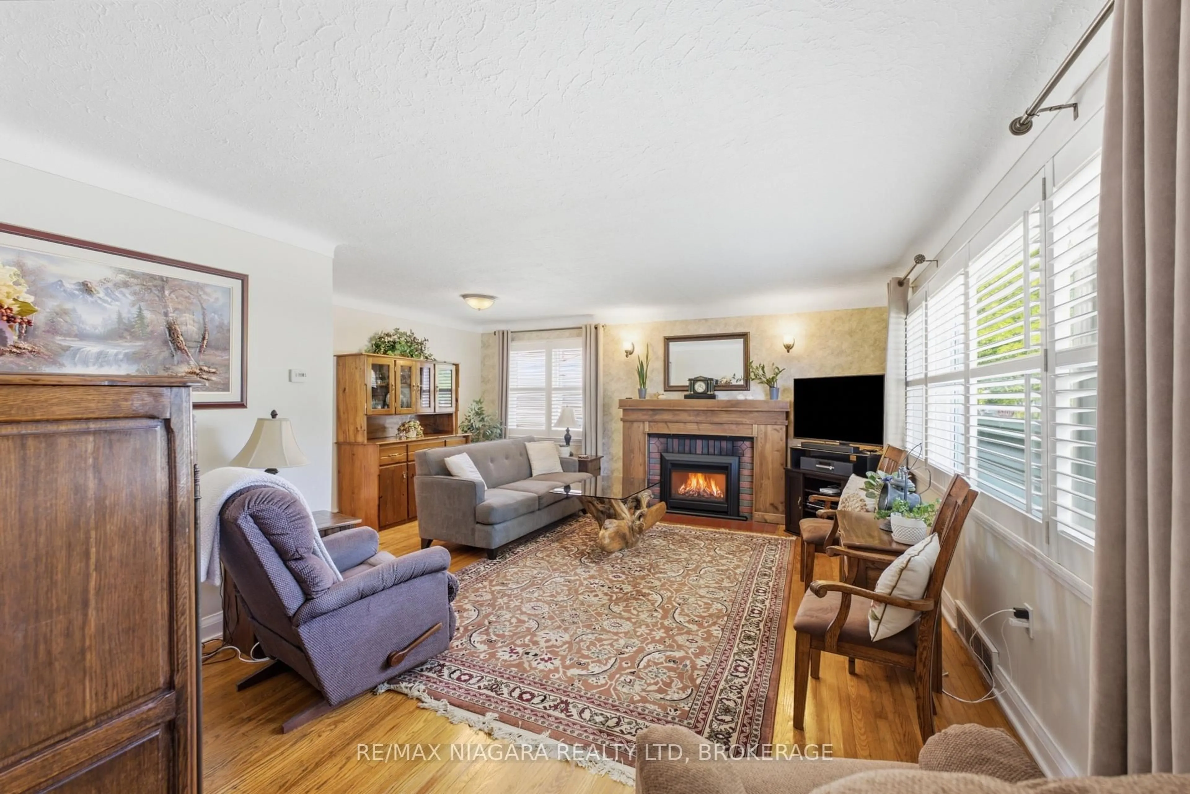 Living room with furniture, unknown for 323 St Paul St, St. Catharines Ontario L2S 2E8