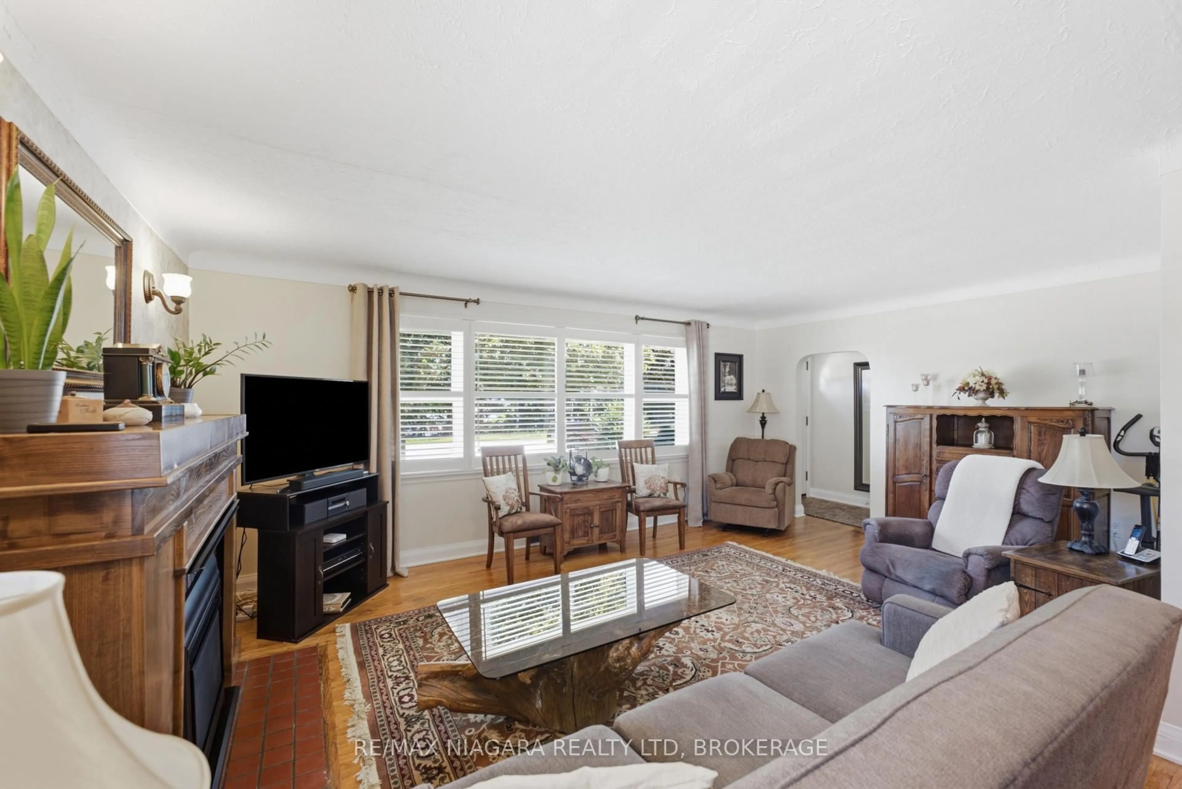 Living room with furniture, unknown for 323 St Paul St, St. Catharines Ontario L2S 2E8