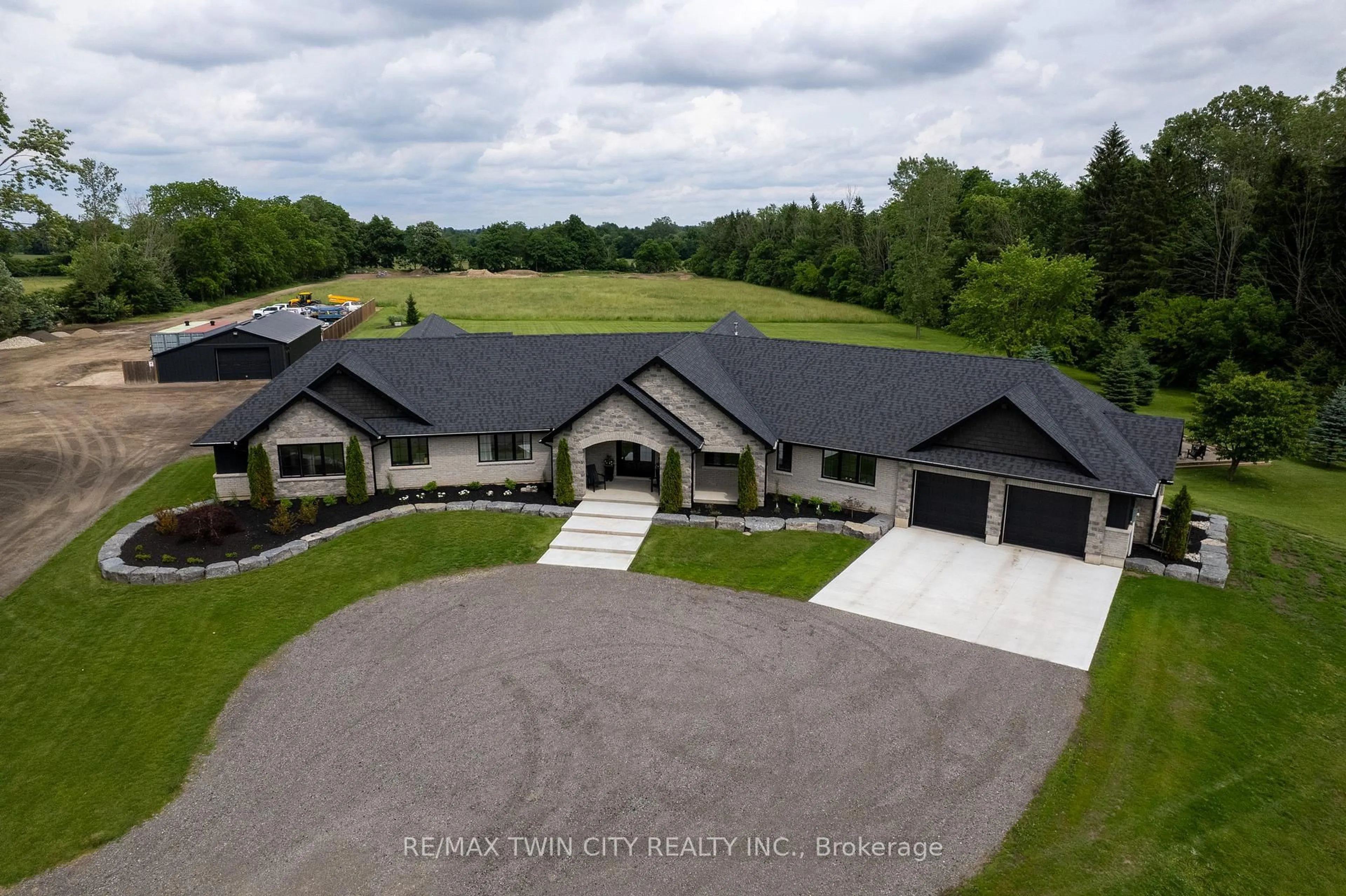 A pic from outside/outdoor area/front of a property/back of a property/a pic from drone, building for 88 ETONIA Rd, Brant Ontario N0J 1V0