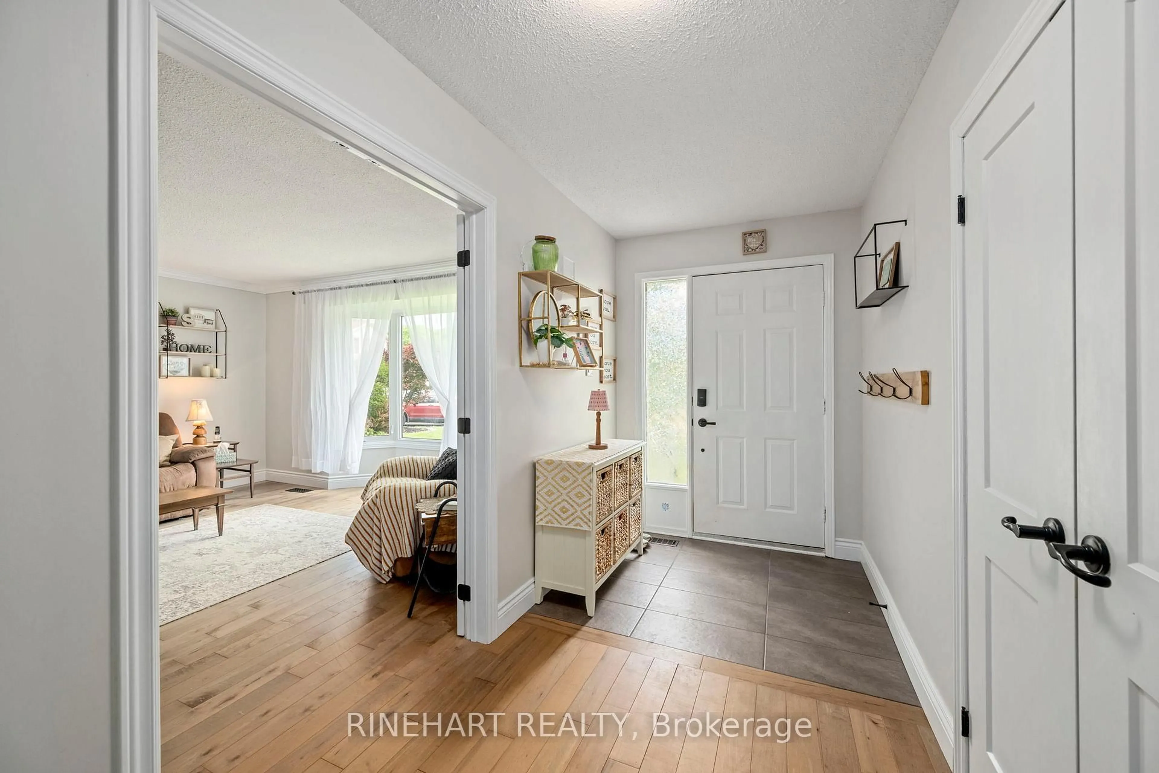 Indoor entryway for 55 Grenfell Crt, London North Ontario N5X 2N1