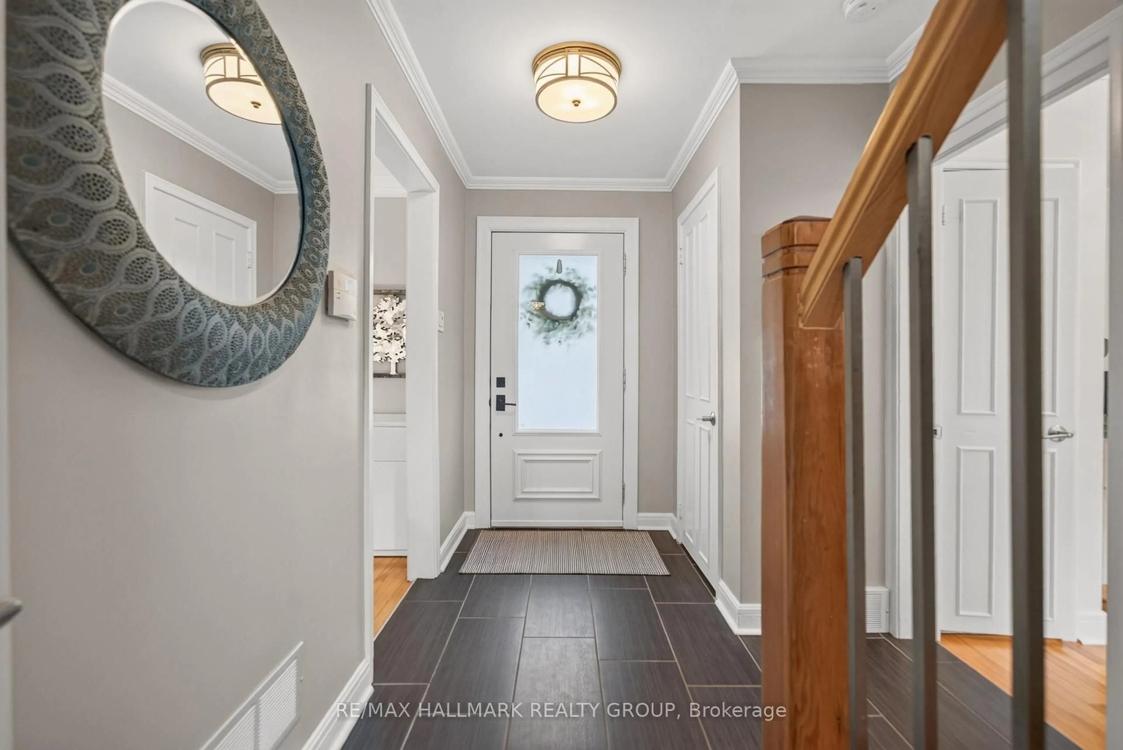 Indoor entryway for 1 BEDFORD Cres, Ottawa Ontario K1K 0E3