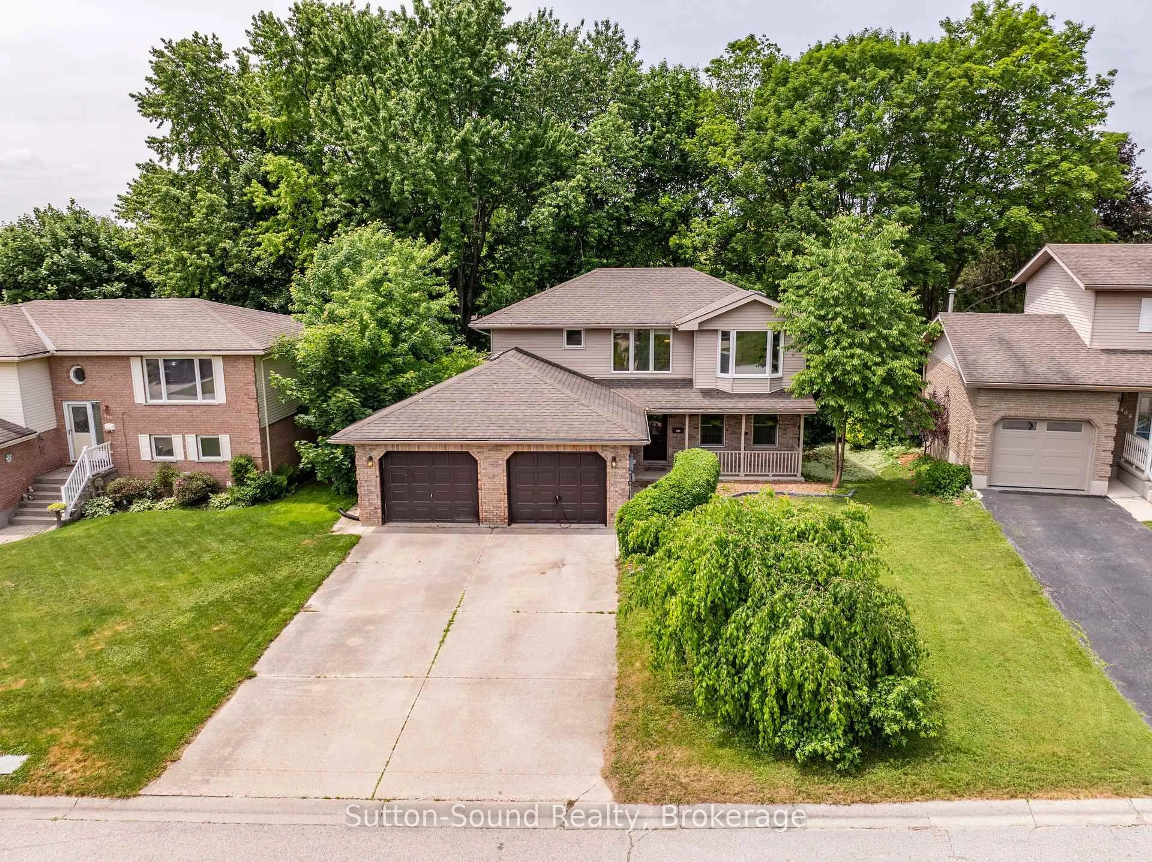 A pic from outside/outdoor area/front of a property/back of a property/a pic from drone, street for 460 8TH Ave, Owen Sound Ontario N4K 6S8