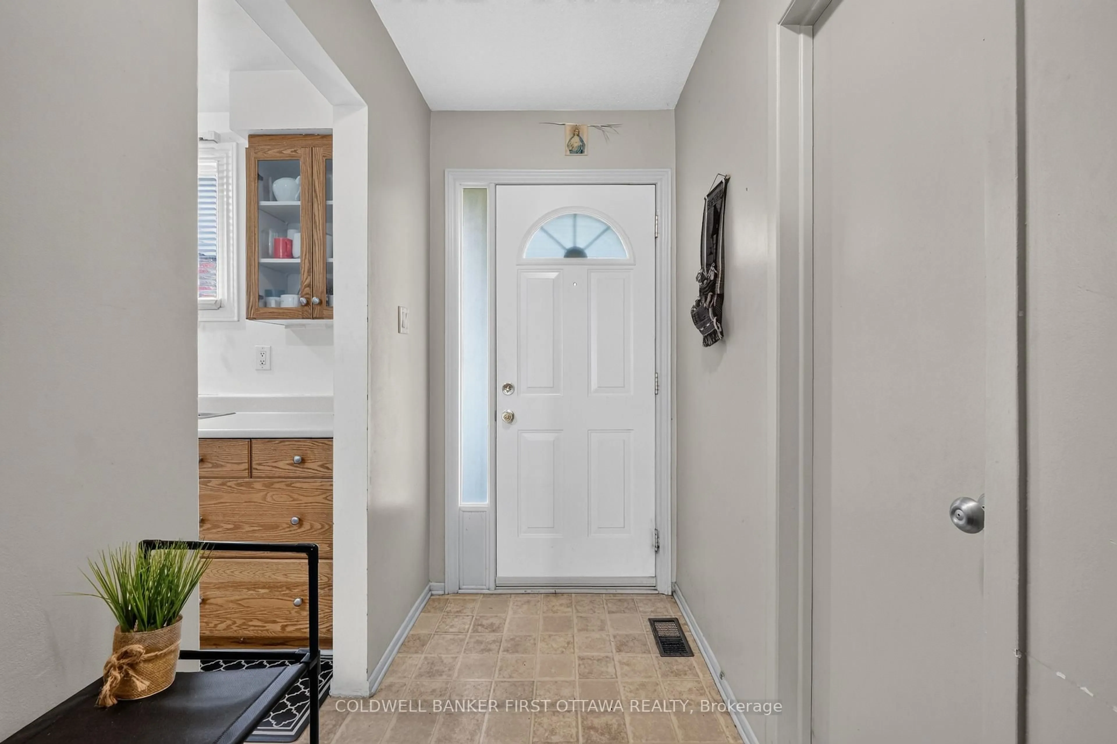 Indoor entryway for 1444 PALMERSTON Dr #98, Ottawa Ontario K1J 8P1