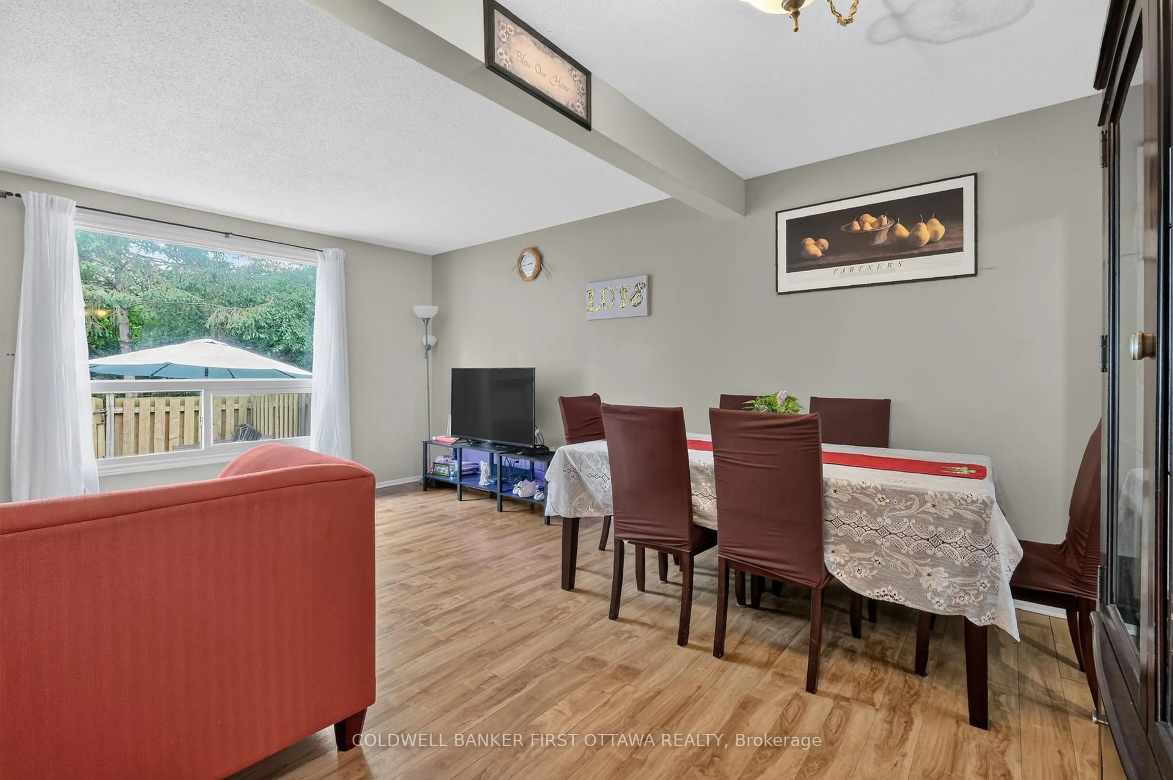 Dining room, wood/laminate floor for 1444 PALMERSTON Dr #98, Ottawa Ontario K1J 8P1