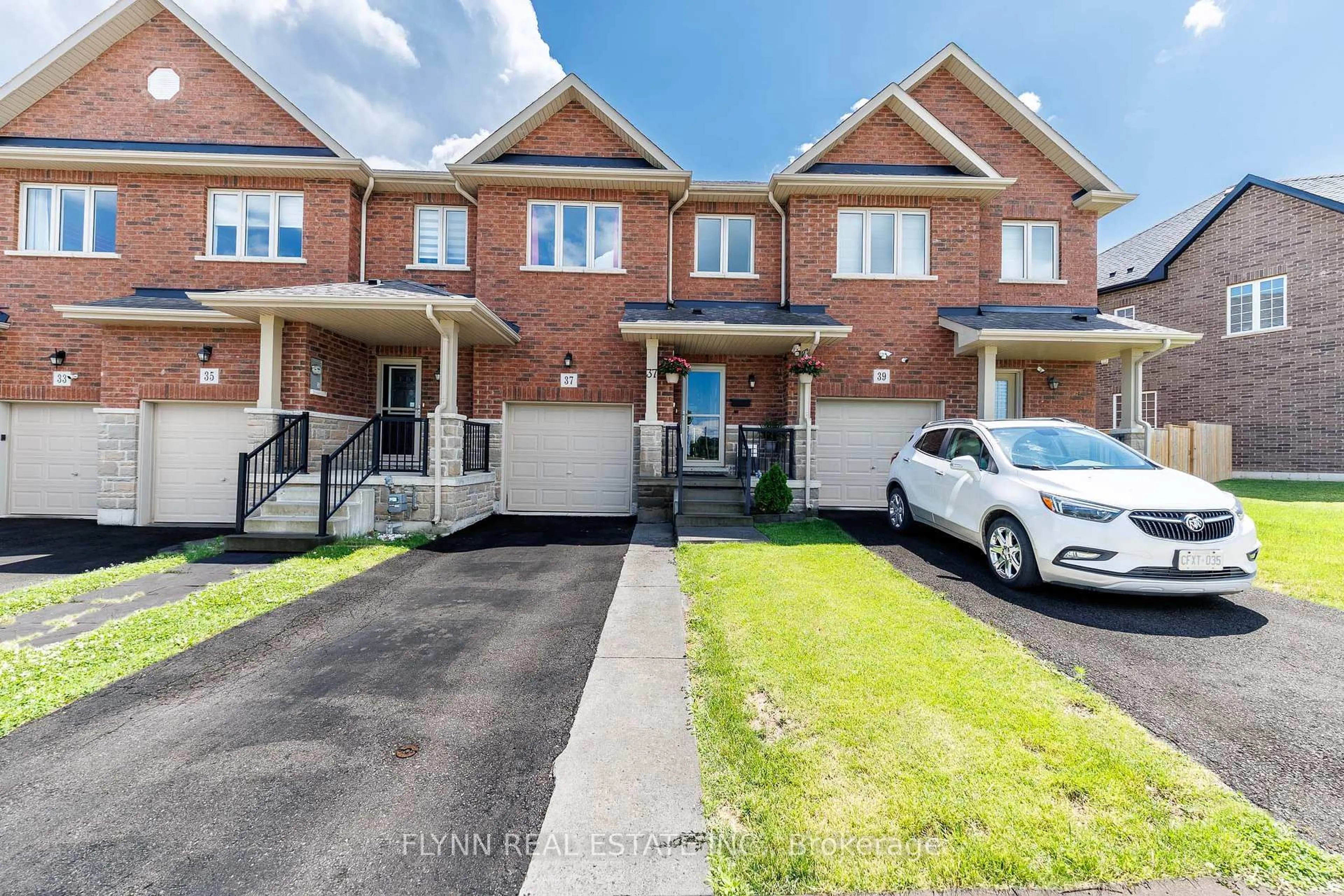 A pic from outside/outdoor area/front of a property/back of a property/a pic from drone, street for 37 SUNSET Way, Thorold Ontario L2V 0C7