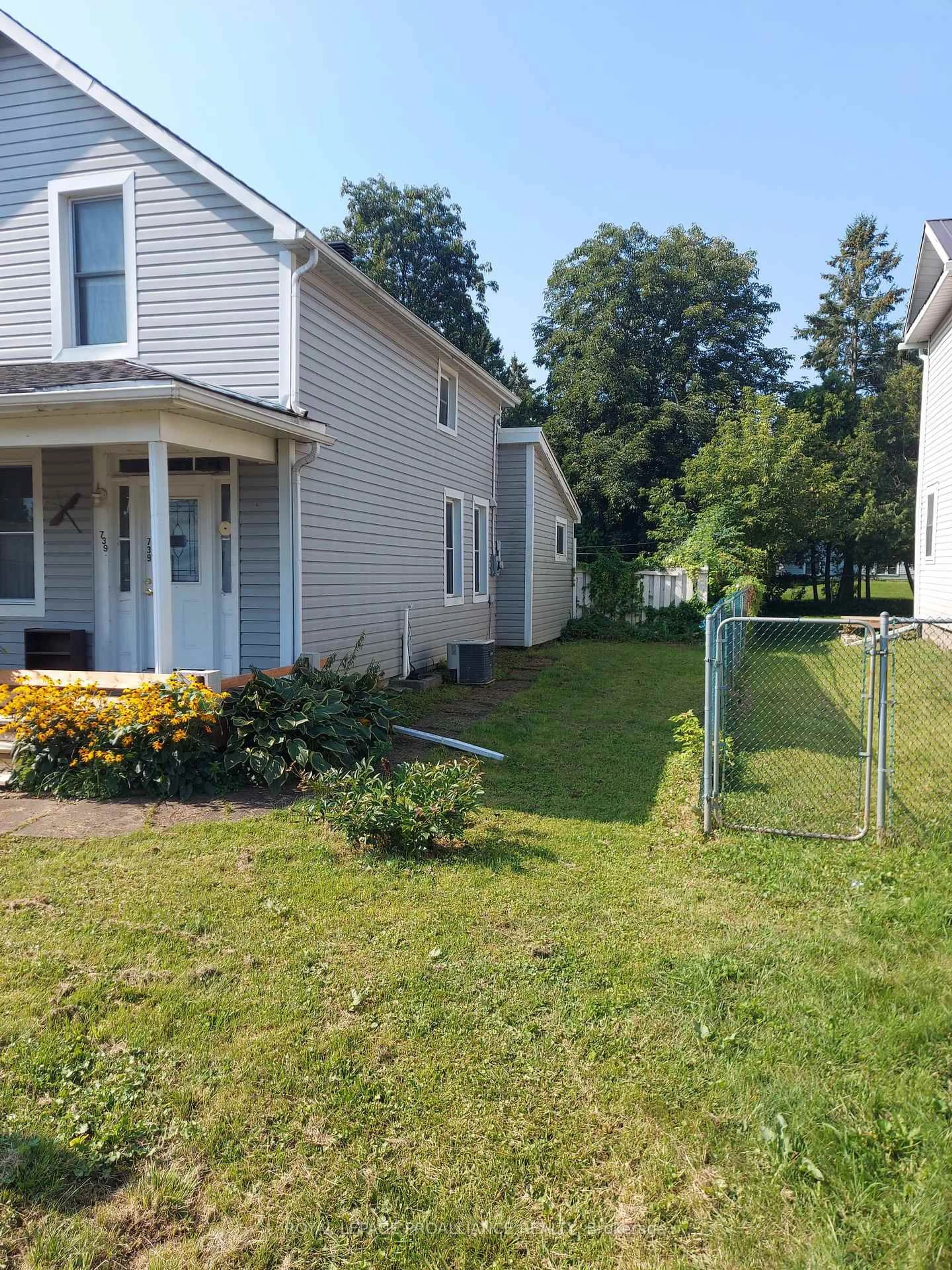 A pic from outside/outdoor area/front of a property/back of a property/a pic from drone, street for 739 Edward St, Prescott Ontario K0E 1T0