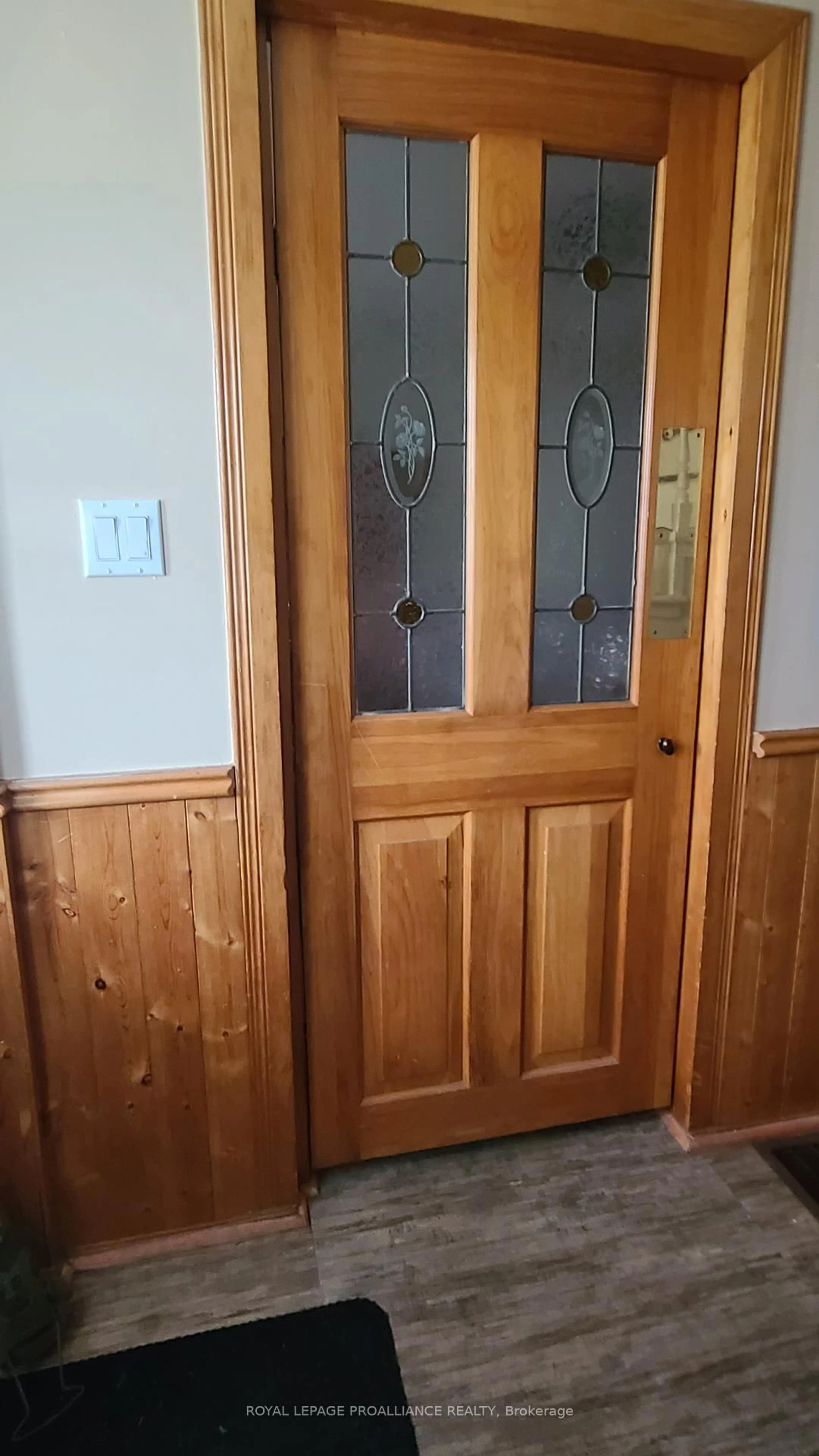 Indoor entryway for 739 Edward St, Prescott Ontario K0E 1T0