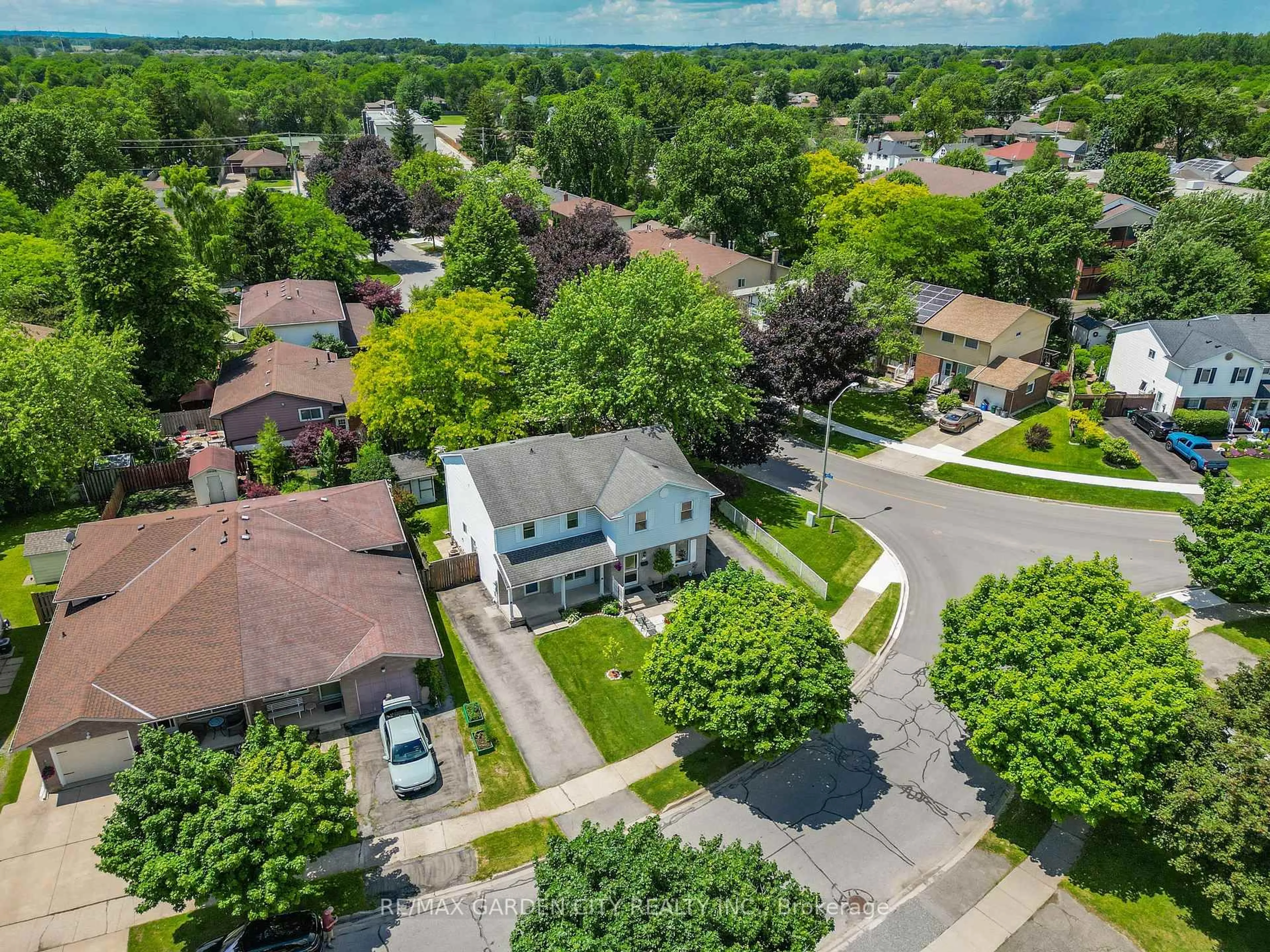A pic from outside/outdoor area/front of a property/back of a property/a pic from drone, street for 6479 Malibu Dr, Niagara Falls Ontario L2H 2W4