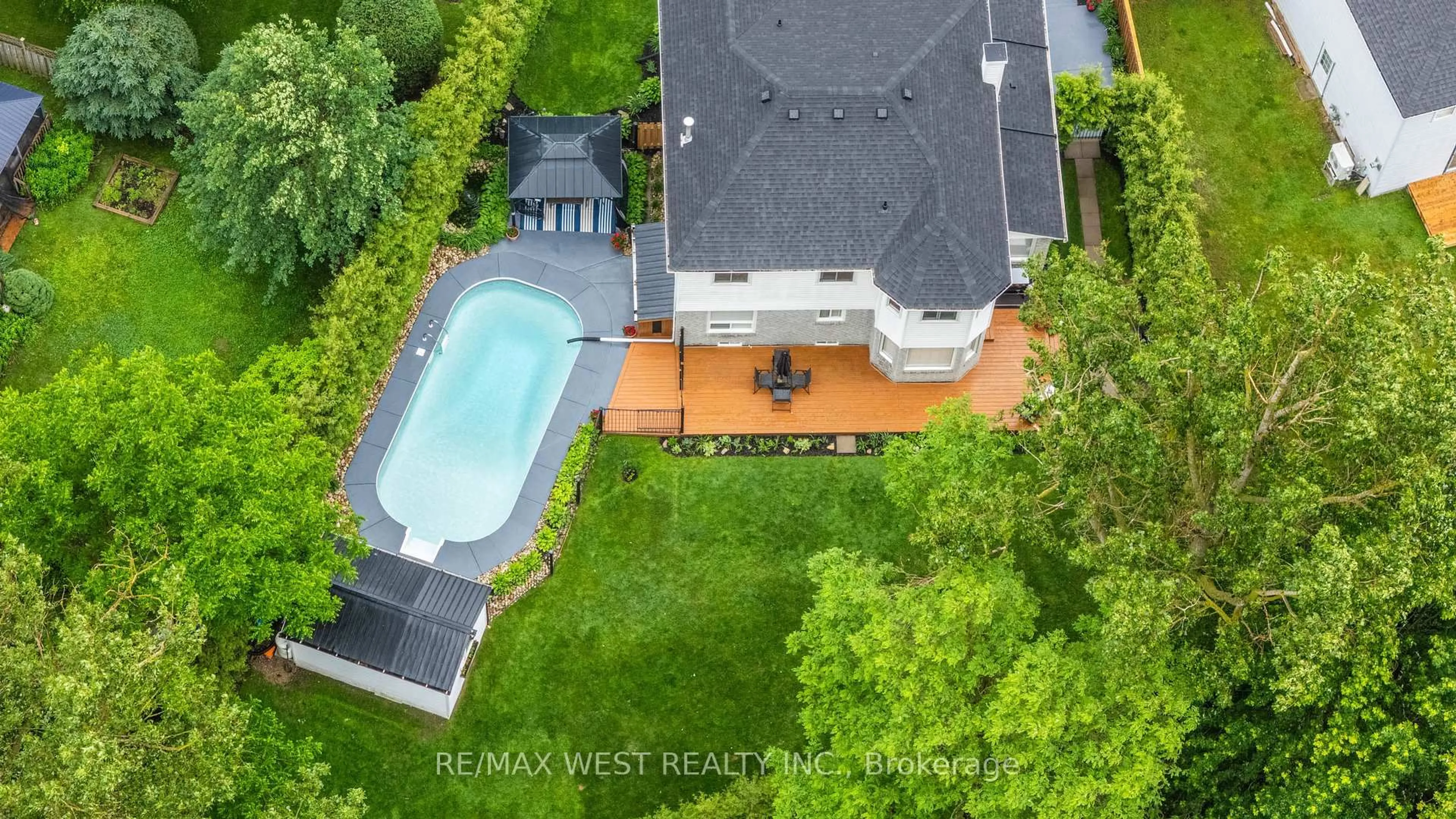 A pic from outside/outdoor area/front of a property/back of a property/a pic from drone, street for 203 Elizabeth Cres, Centre Wellington Ontario N1M 3N2